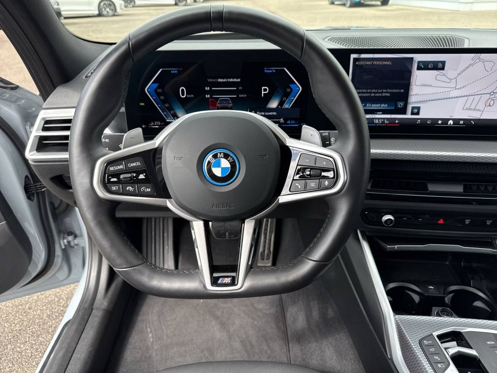 BMW 330e x DriveTouring Steptronic M Sport-image-12