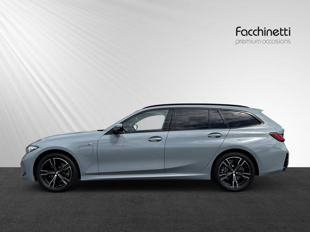 BMW 330e x DriveTouring Steptronic M Sport-image-2