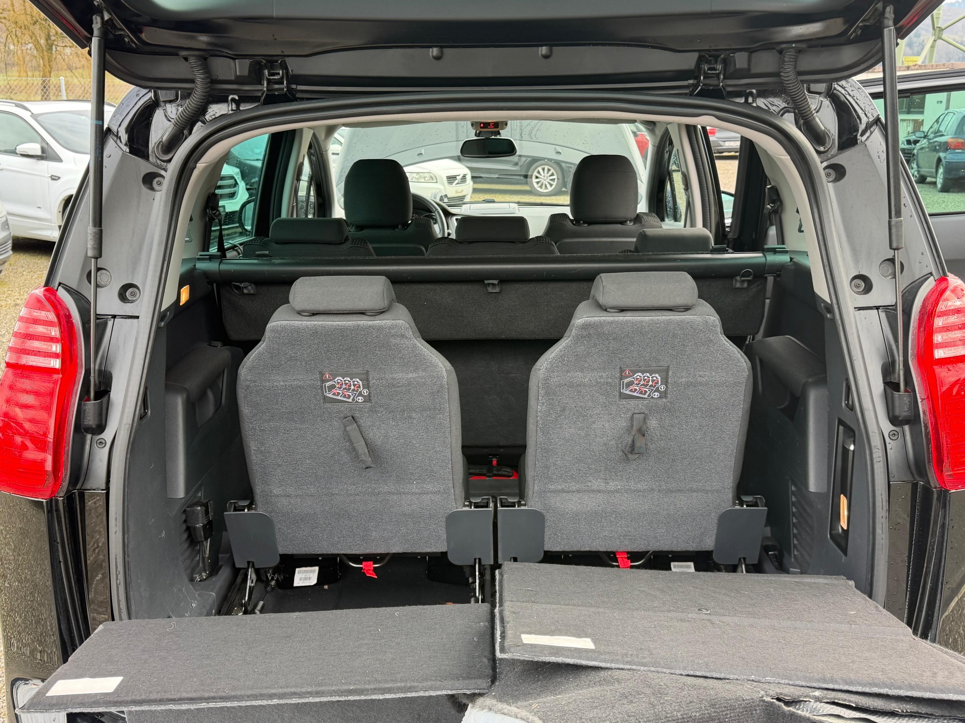 PEUGEOT 5008 2.0 HDI Style-image-13