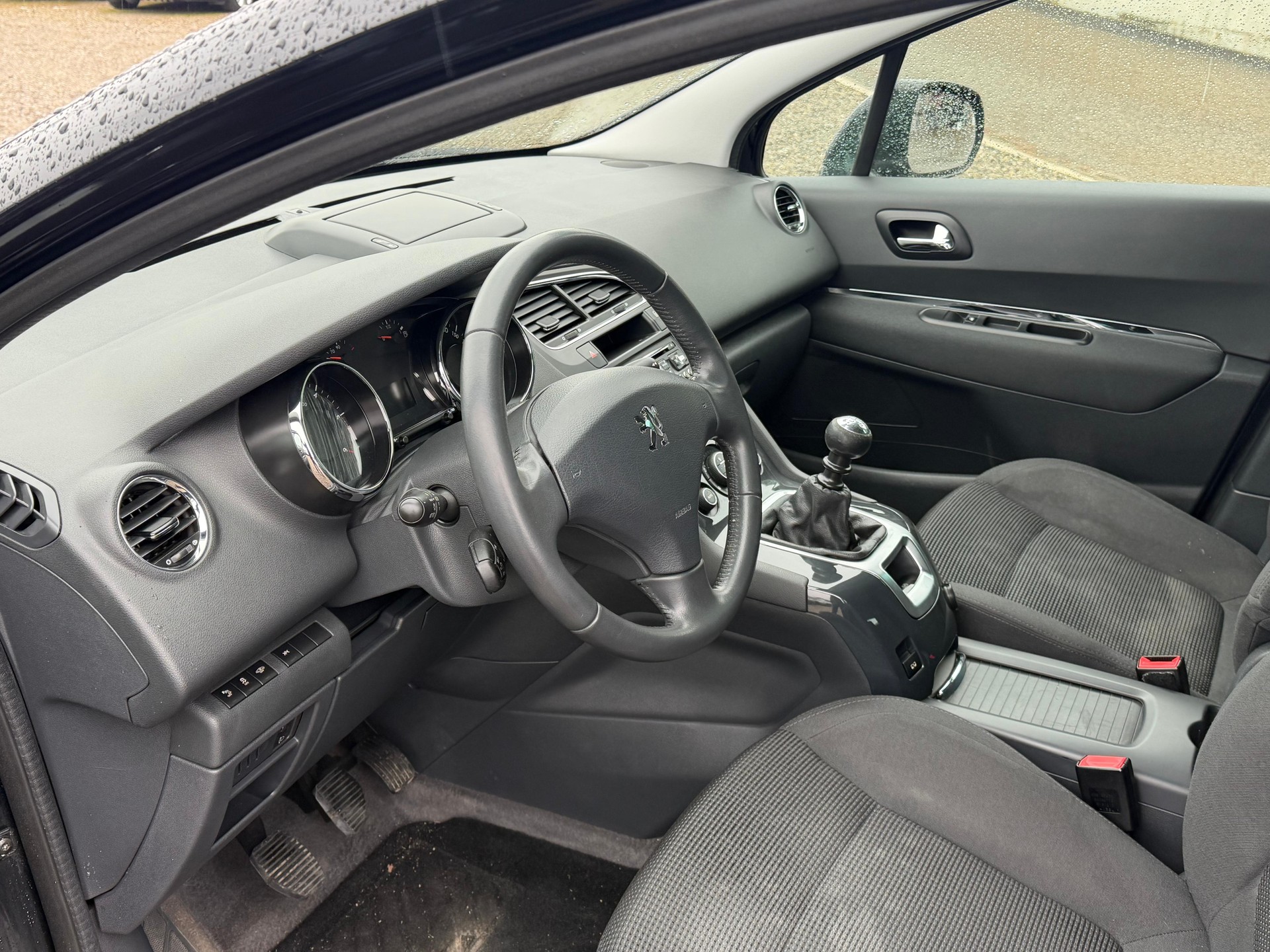 PEUGEOT 5008 2.0 HDI Style-image-4