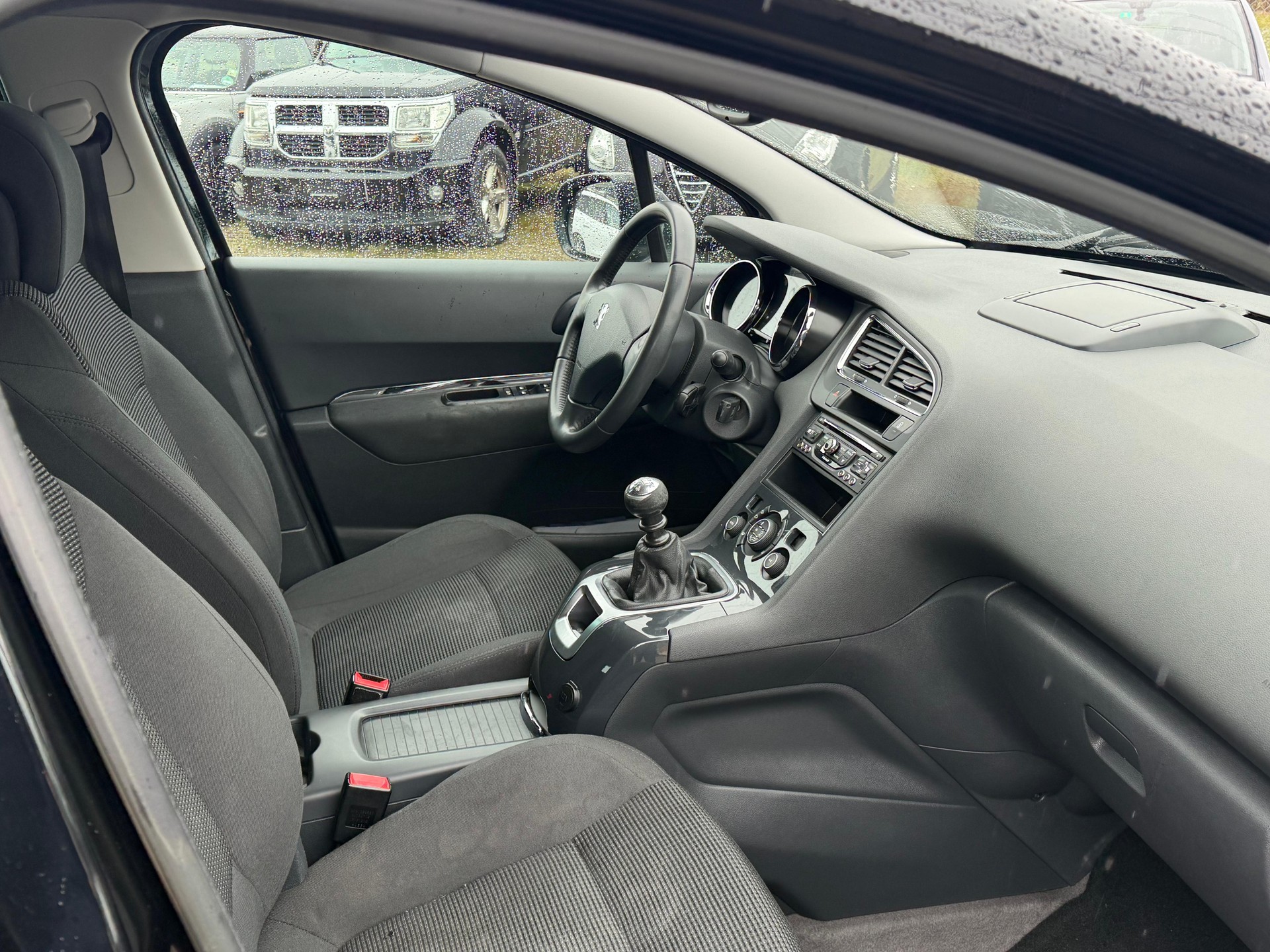 PEUGEOT 5008 2.0 HDI Style-image-5