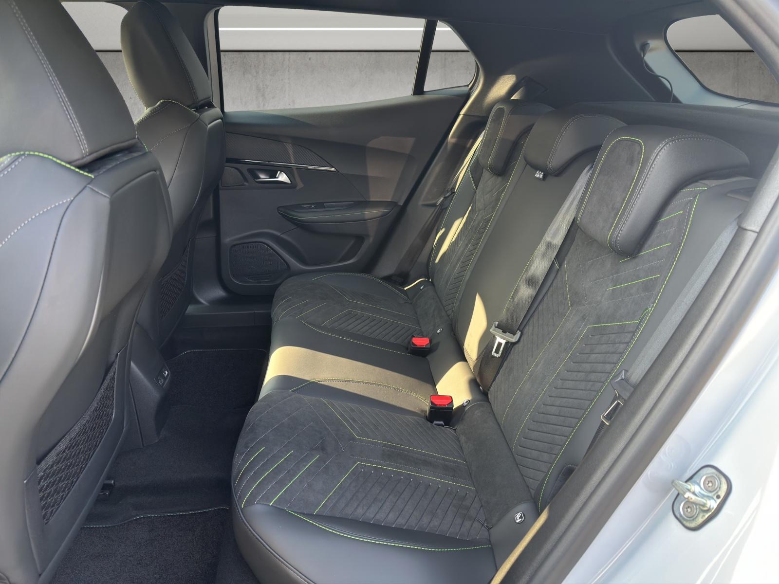 PEUGEOT 2008 1.2 Hybrid 145 GT Exclusive-image-16