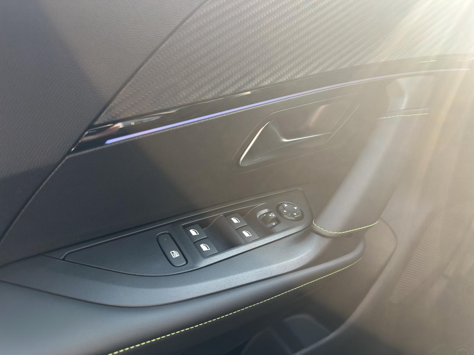 PEUGEOT 2008 1.2 Hybrid 145 GT Exclusive-image-9