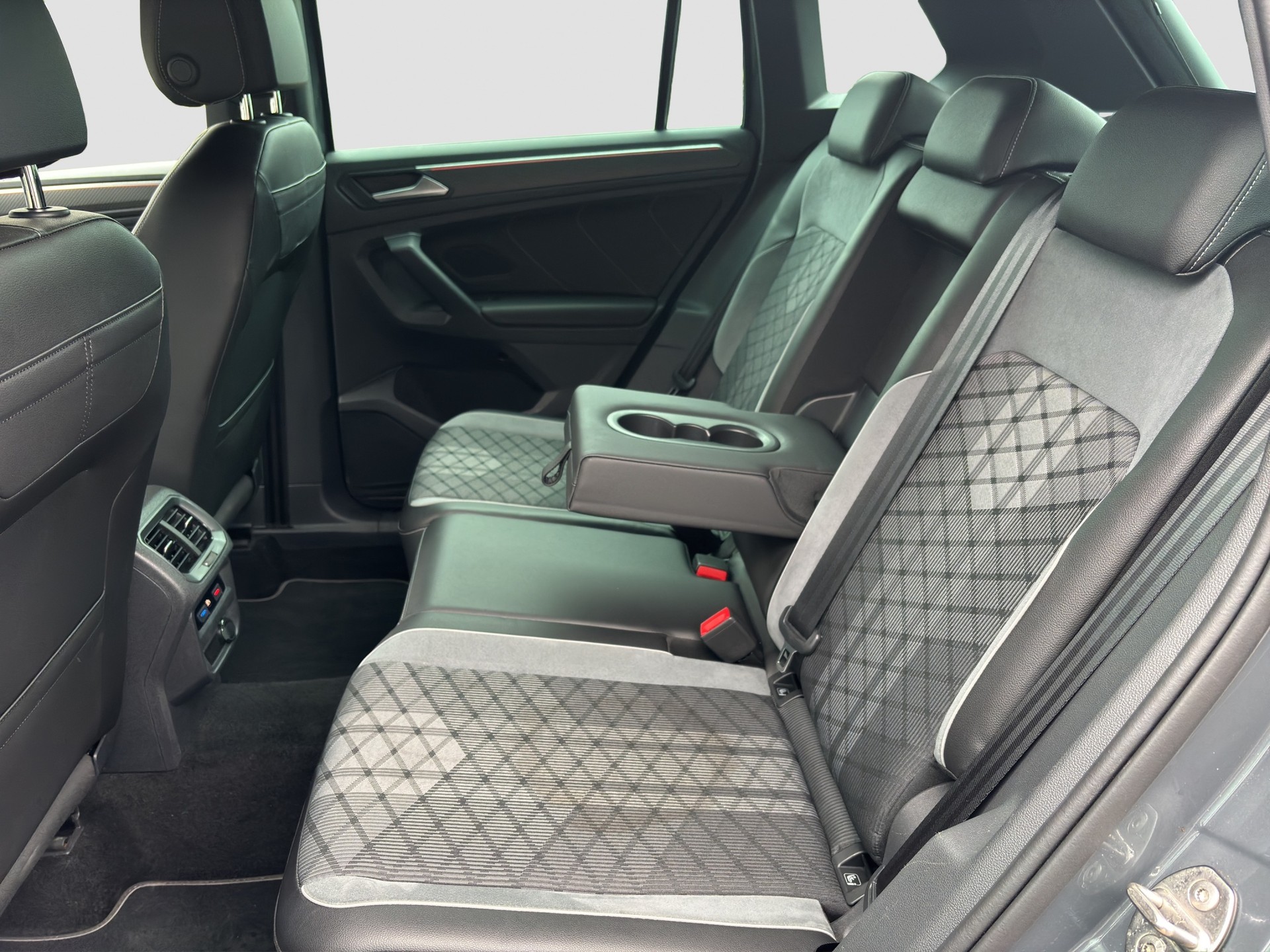 VW Tiguan 2.0 TDI SCR Life 4Motion DSG-image-13