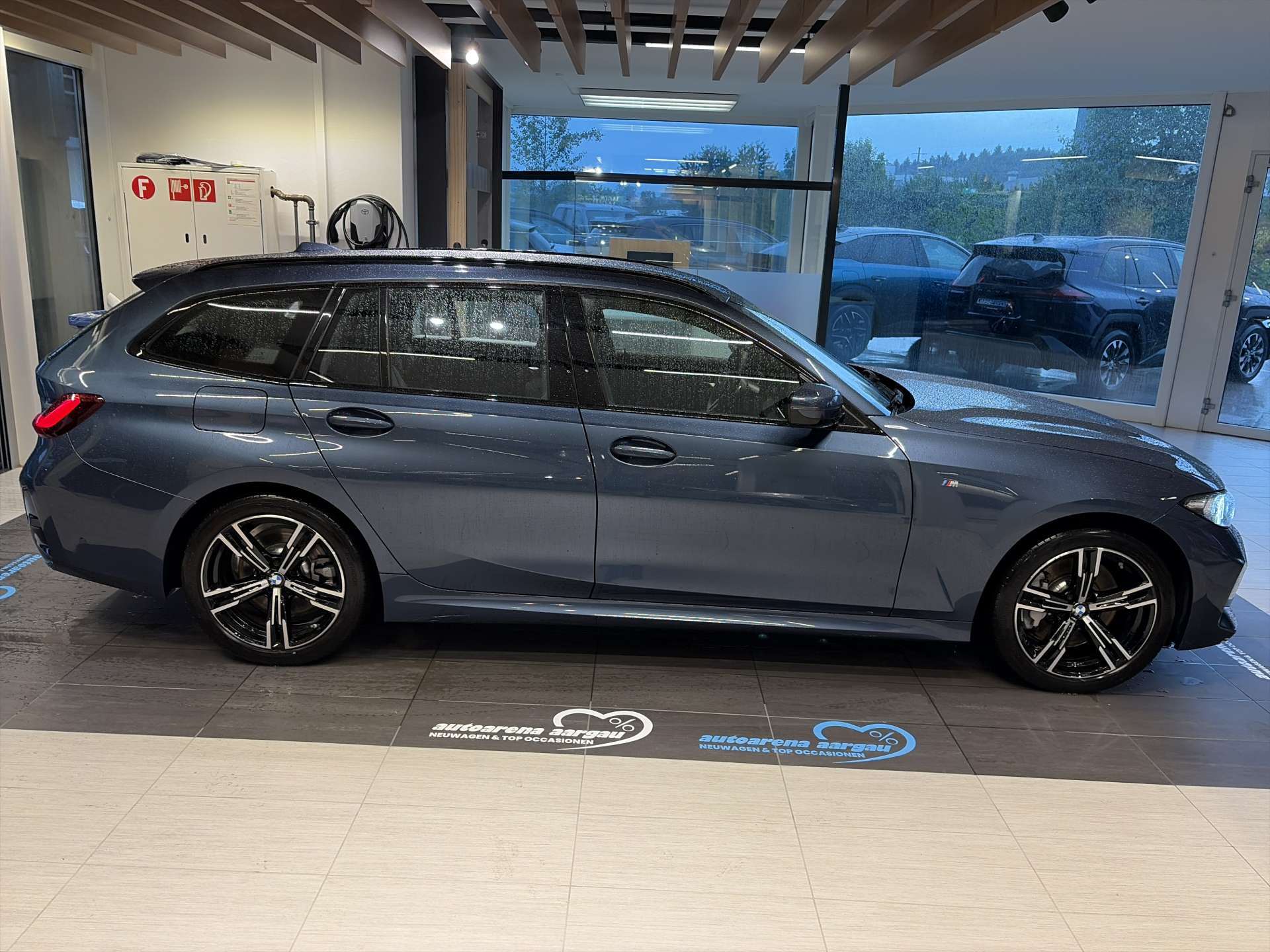 BMW 330i Touring xDrive M-Sport 245PS Steptronic Automat-image-13