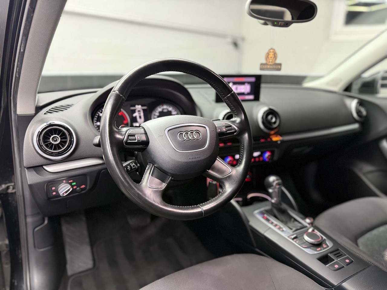 AUDI A3 2.0 TDI Attraction S-tronic-image-12