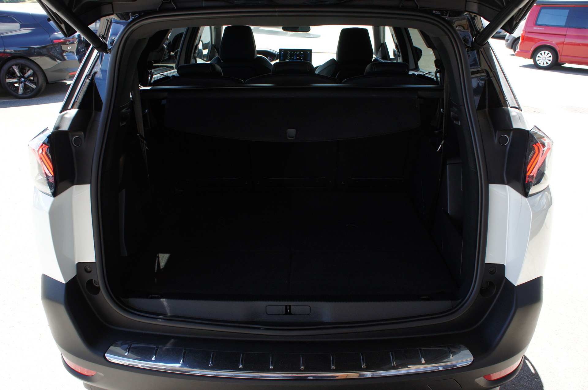 PEUGEOT 5008 1.5 BlueHDi Allure Pack EAT8-image-12