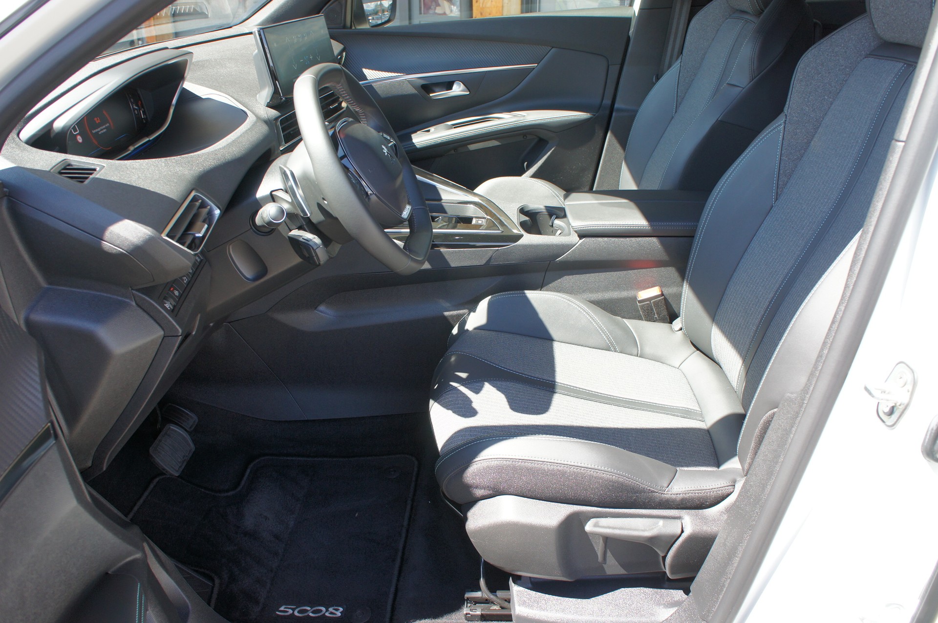 PEUGEOT 5008 1.5 BlueHDi Allure Pack EAT8-image-15