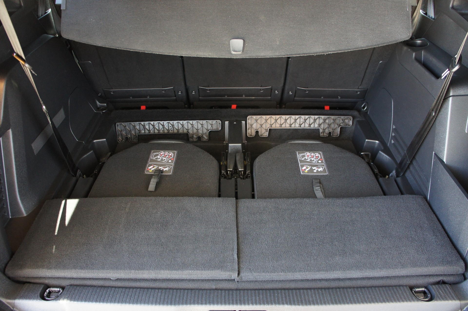 PEUGEOT 5008 1.5 BlueHDi Allure Pack EAT8-image-13