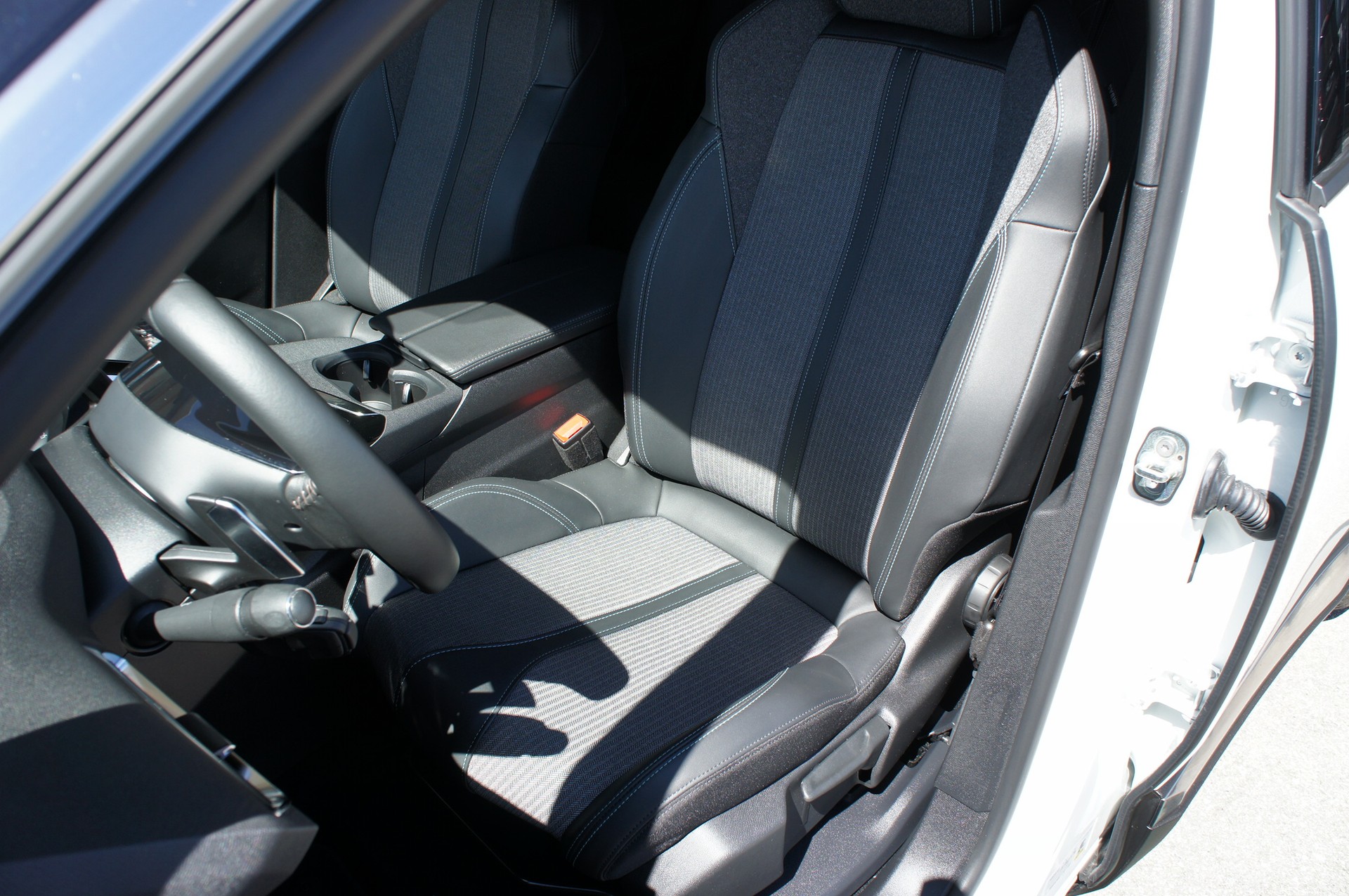 PEUGEOT 5008 1.5 BlueHDi Allure Pack EAT8-image-16