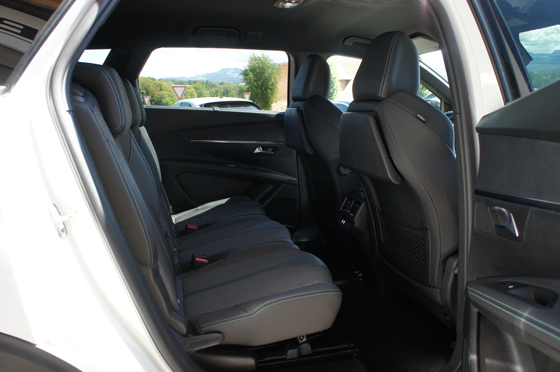 PEUGEOT 5008 1.5 BlueHDi Allure Pack EAT8-image-9