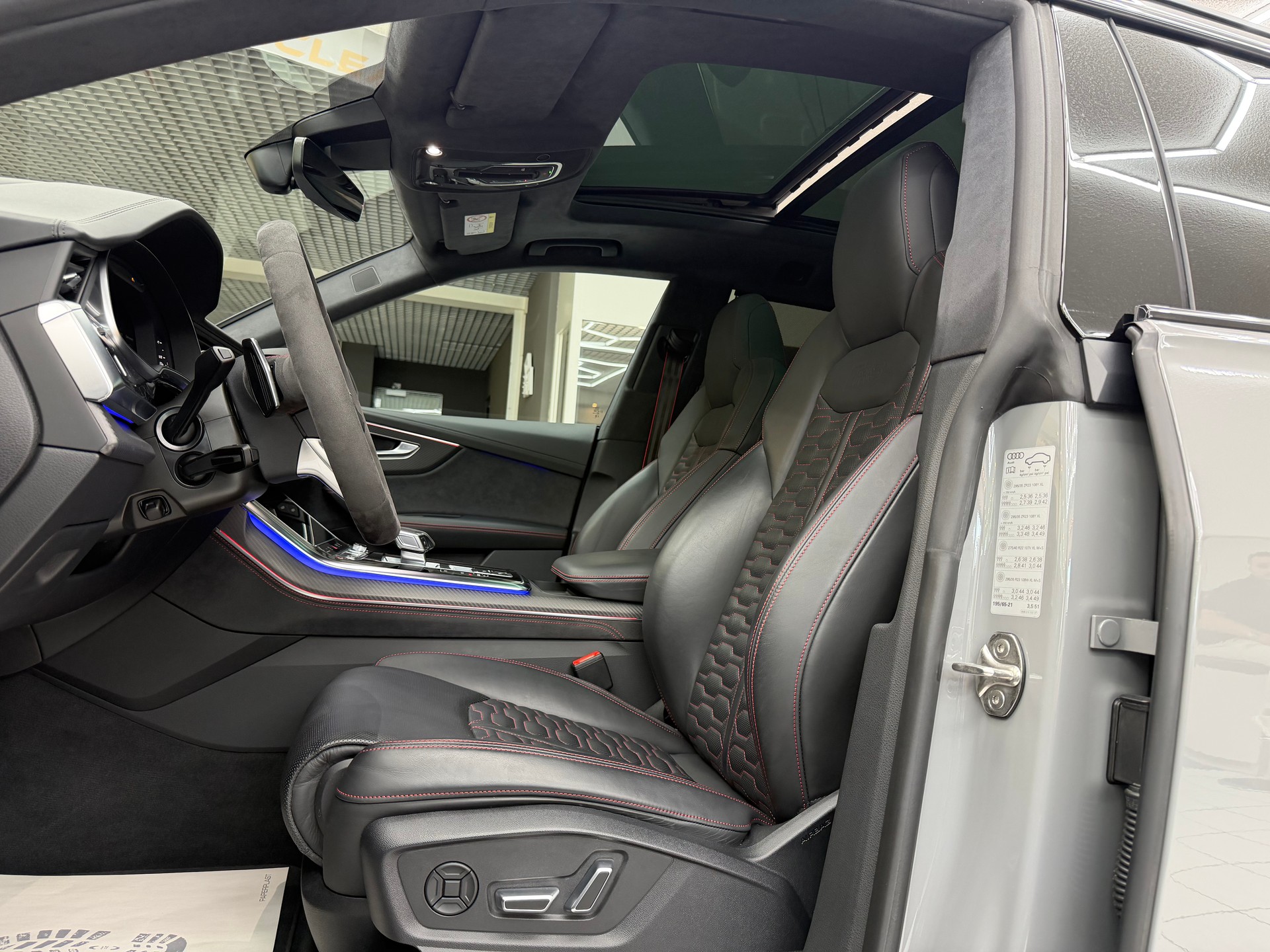 AUDI RS Q8 4.0 V8 TFSI quattro T-Tronic-image-11