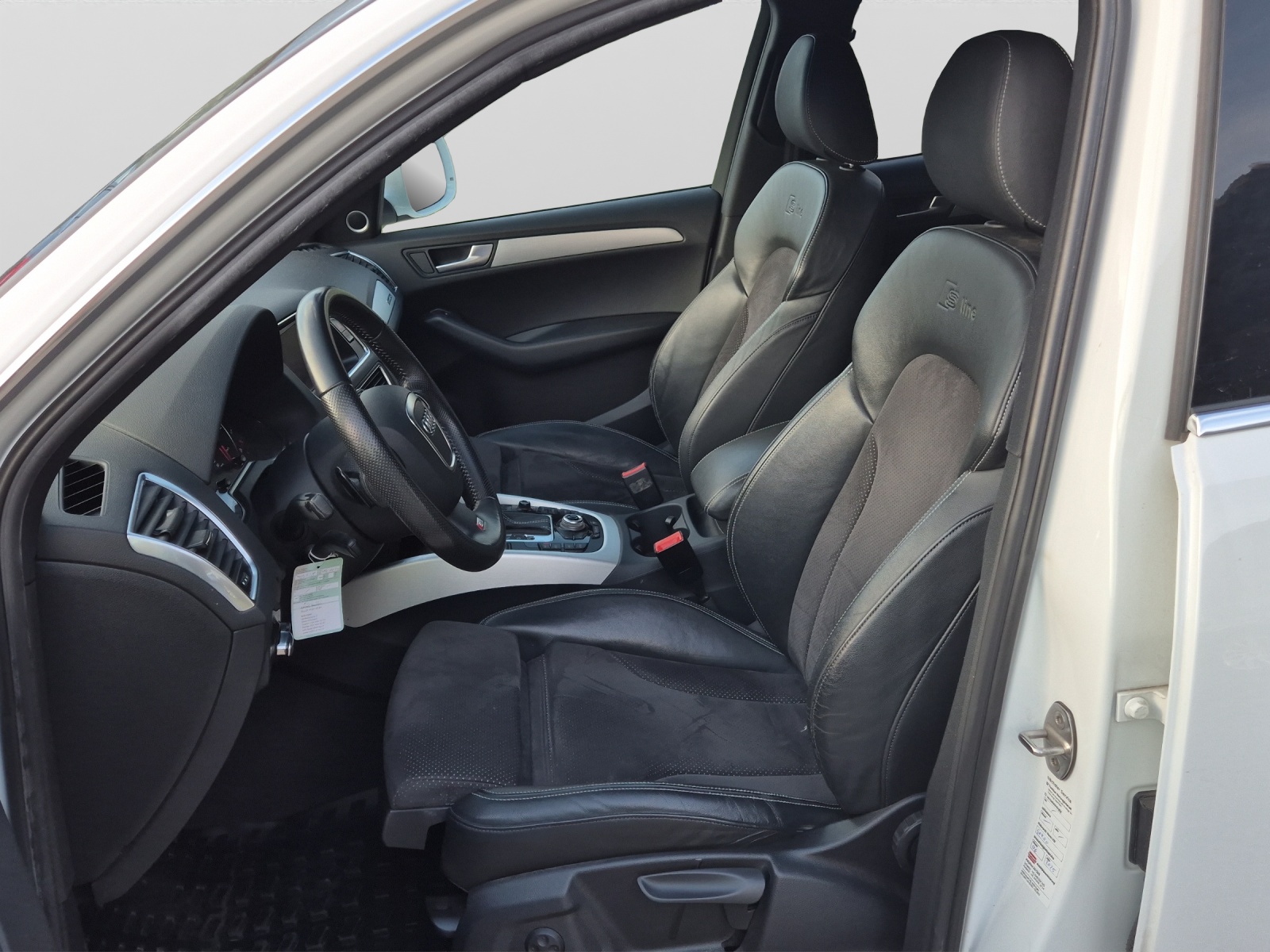 AUDI Q5 2.0 TFSI quattro S-line-image-12