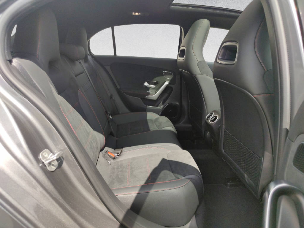 MERCEDES-BENZ A 250 AMG Line 4Matic-image-12