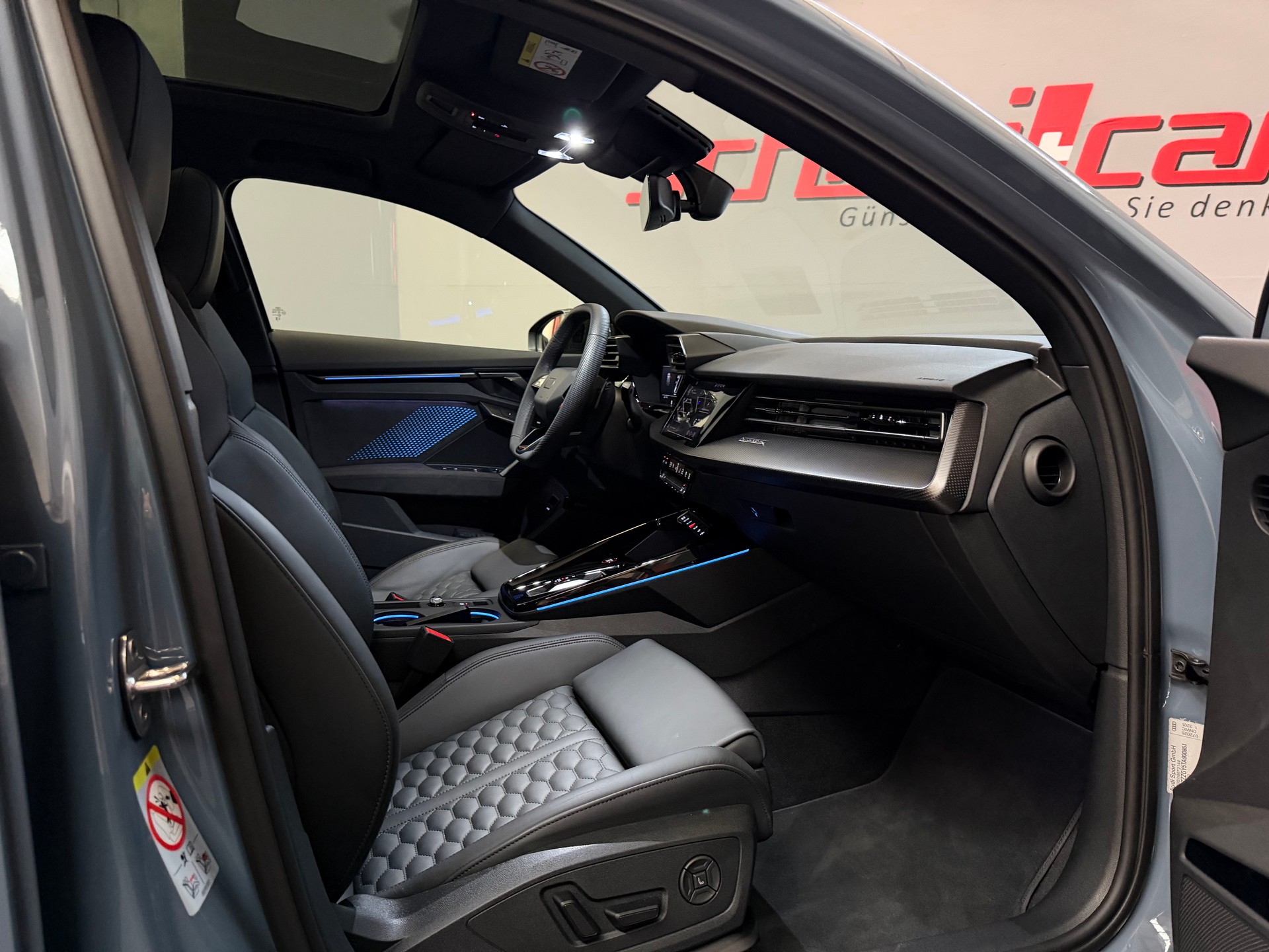 AUDI RS3 Sportback 2.5 TSI quattro S-tronic-image-19