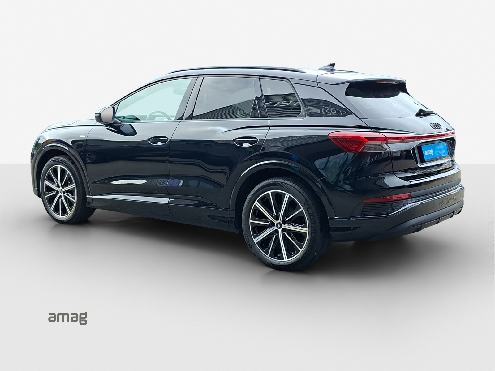 AUDI Q4 e-tron 45 quattro-showroom-element-2