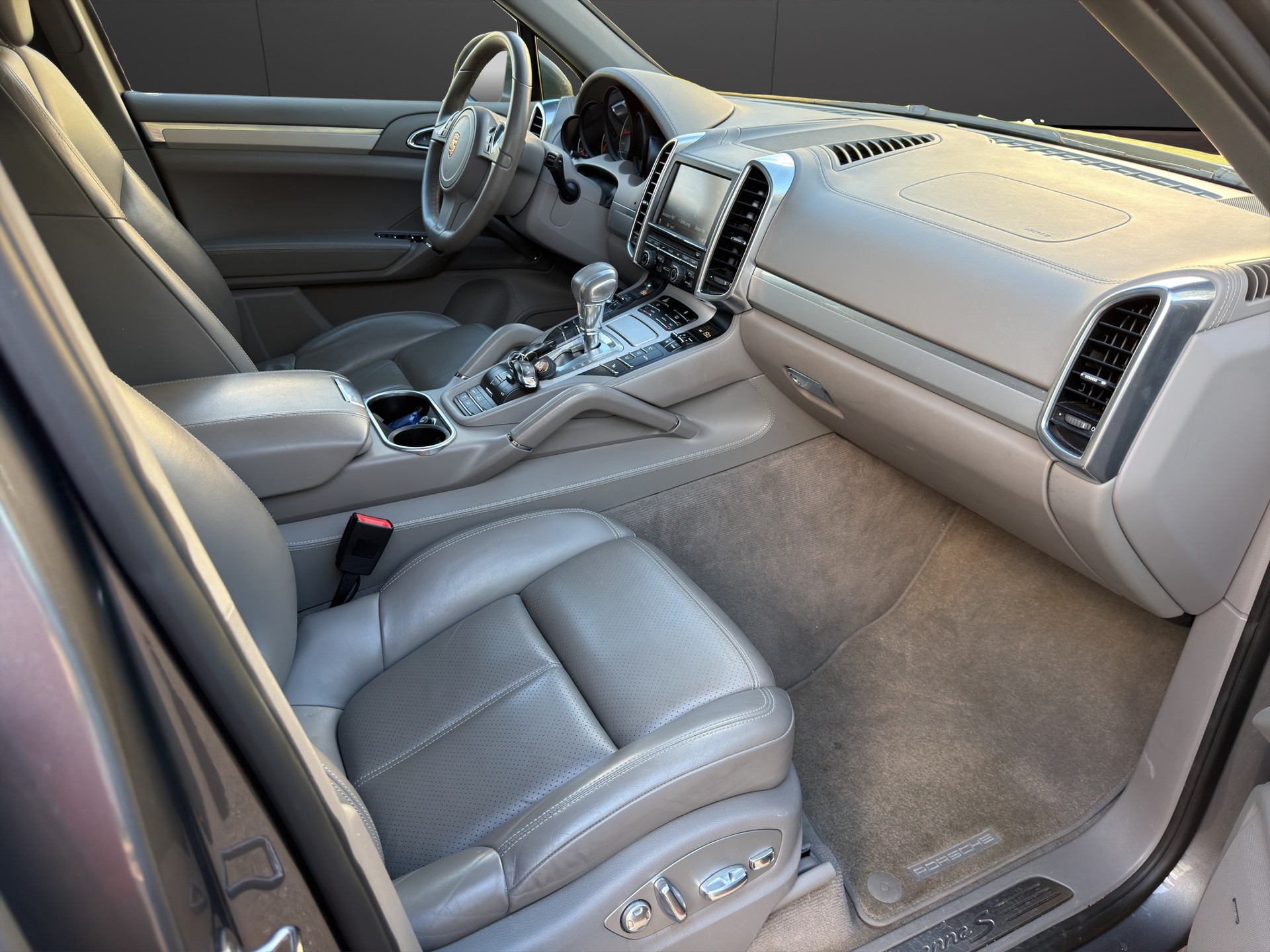 PORSCHE Cayenne S Hybrid-image-10