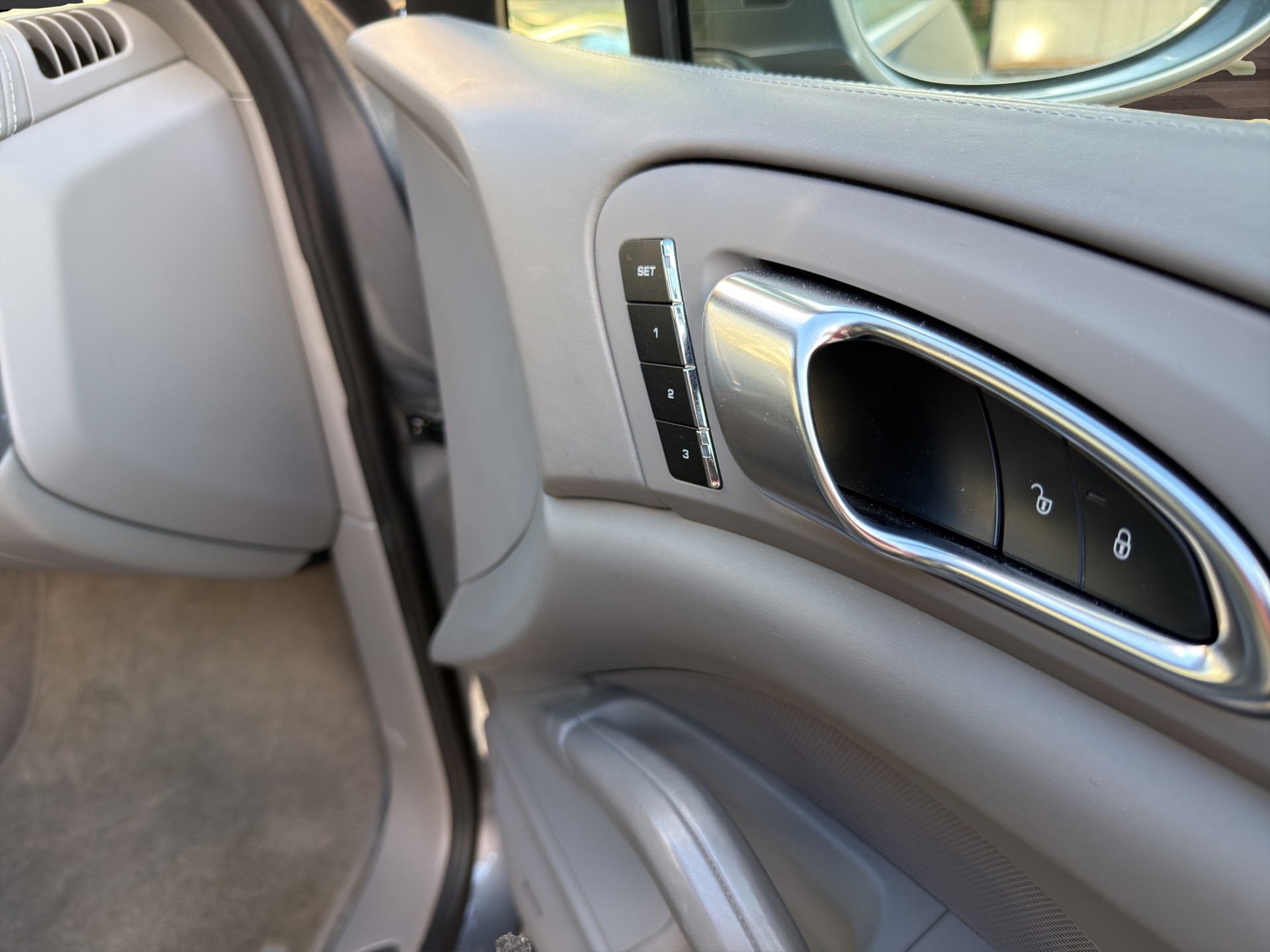 PORSCHE Cayenne S Hybrid-image-13