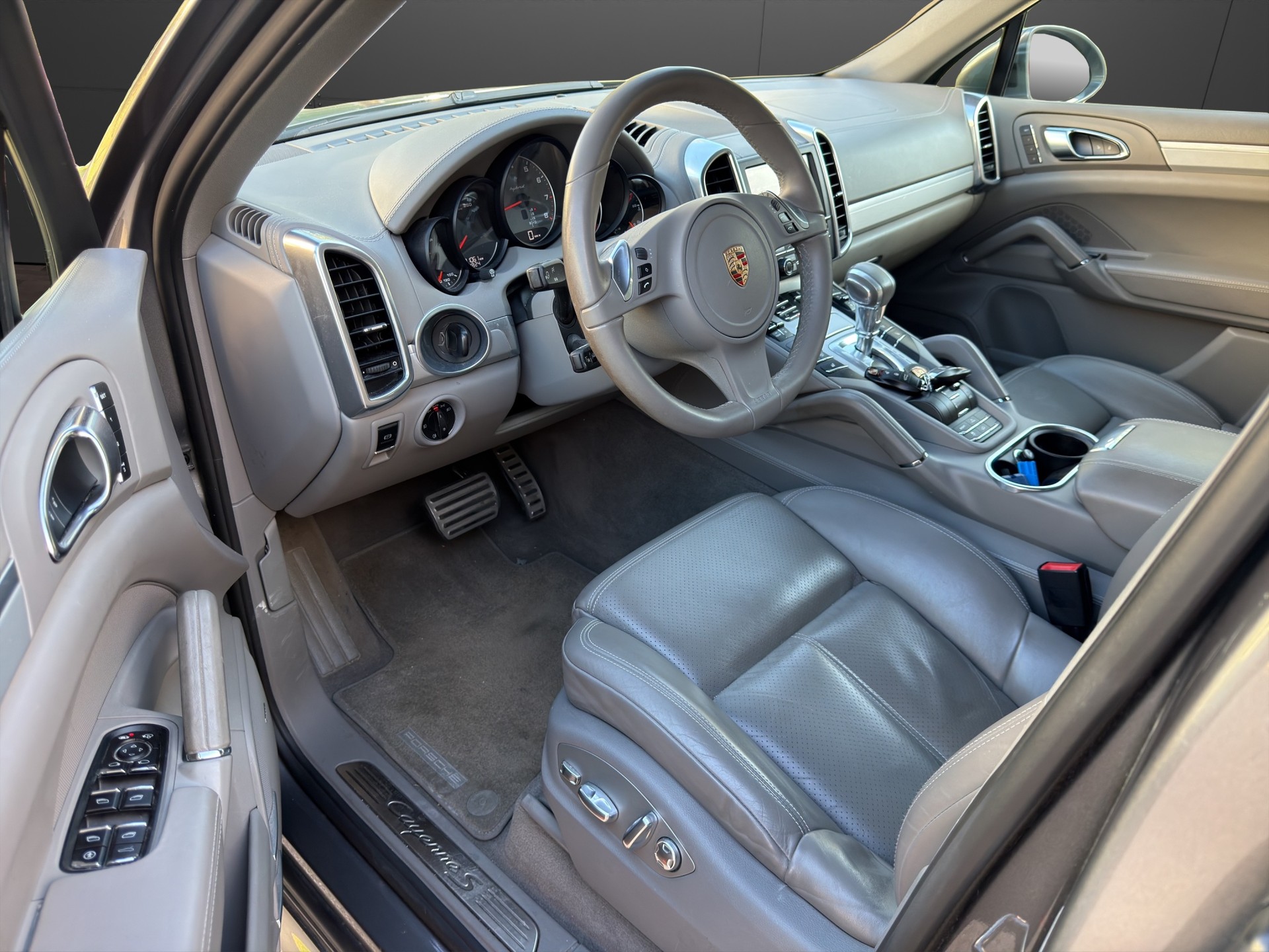 PORSCHE Cayenne S Hybrid-image-8