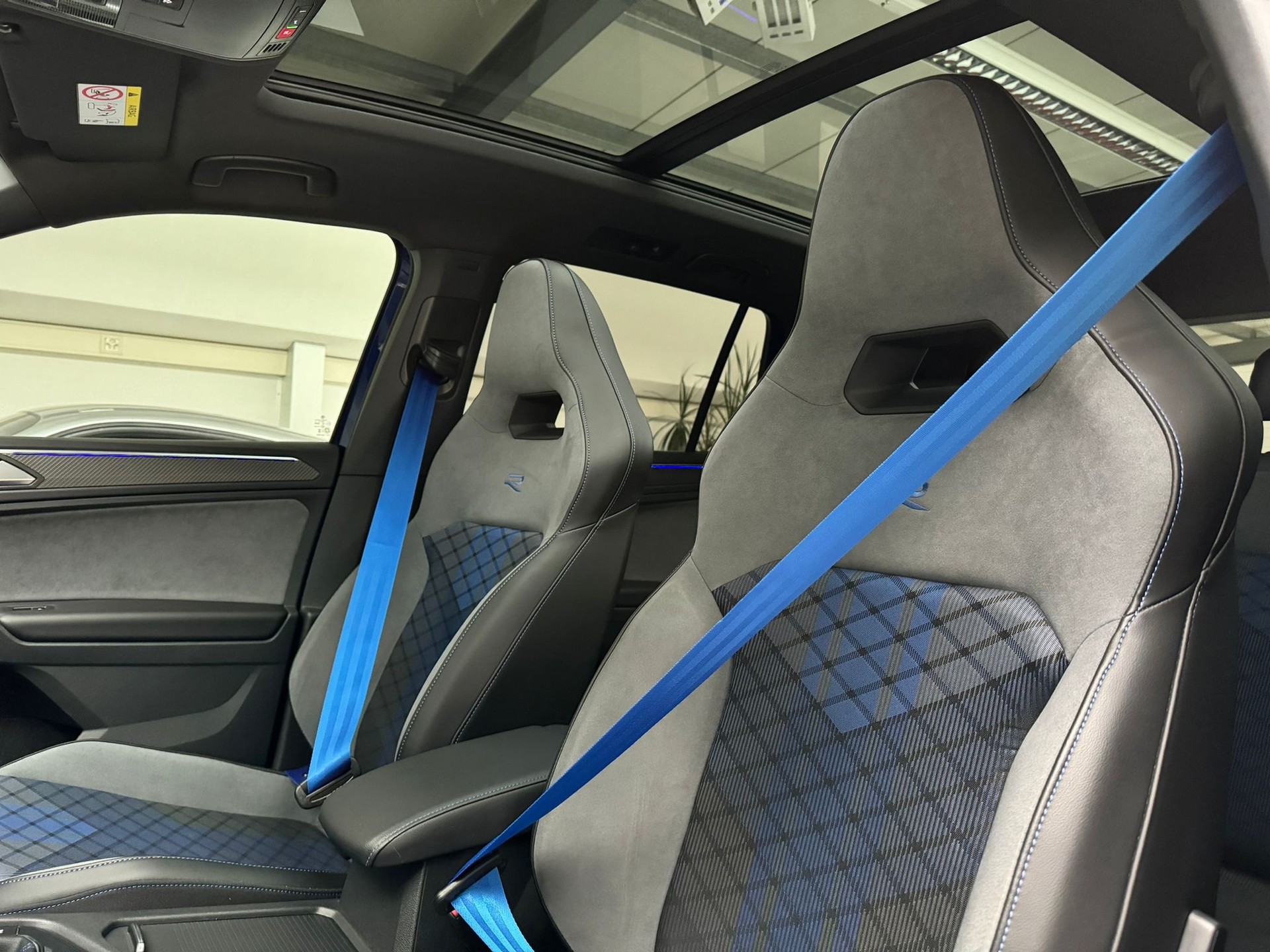 VW Tiguan 2.0TSI R 4Motion DSG-image-6