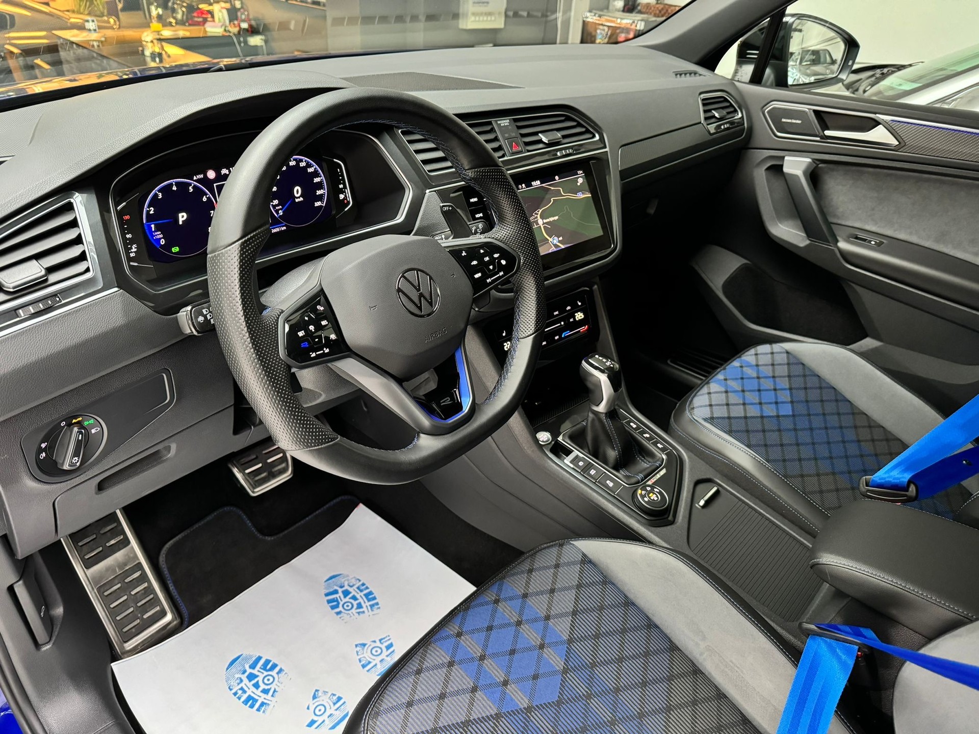 VW Tiguan 2.0TSI R 4Motion DSG-image-11