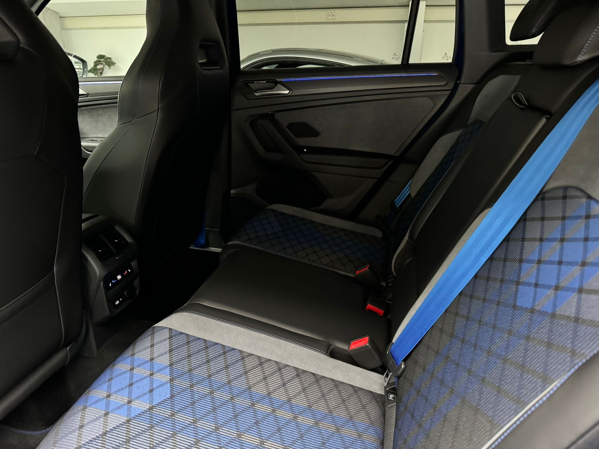 VW Tiguan 2.0TSI R 4Motion DSG-image-9