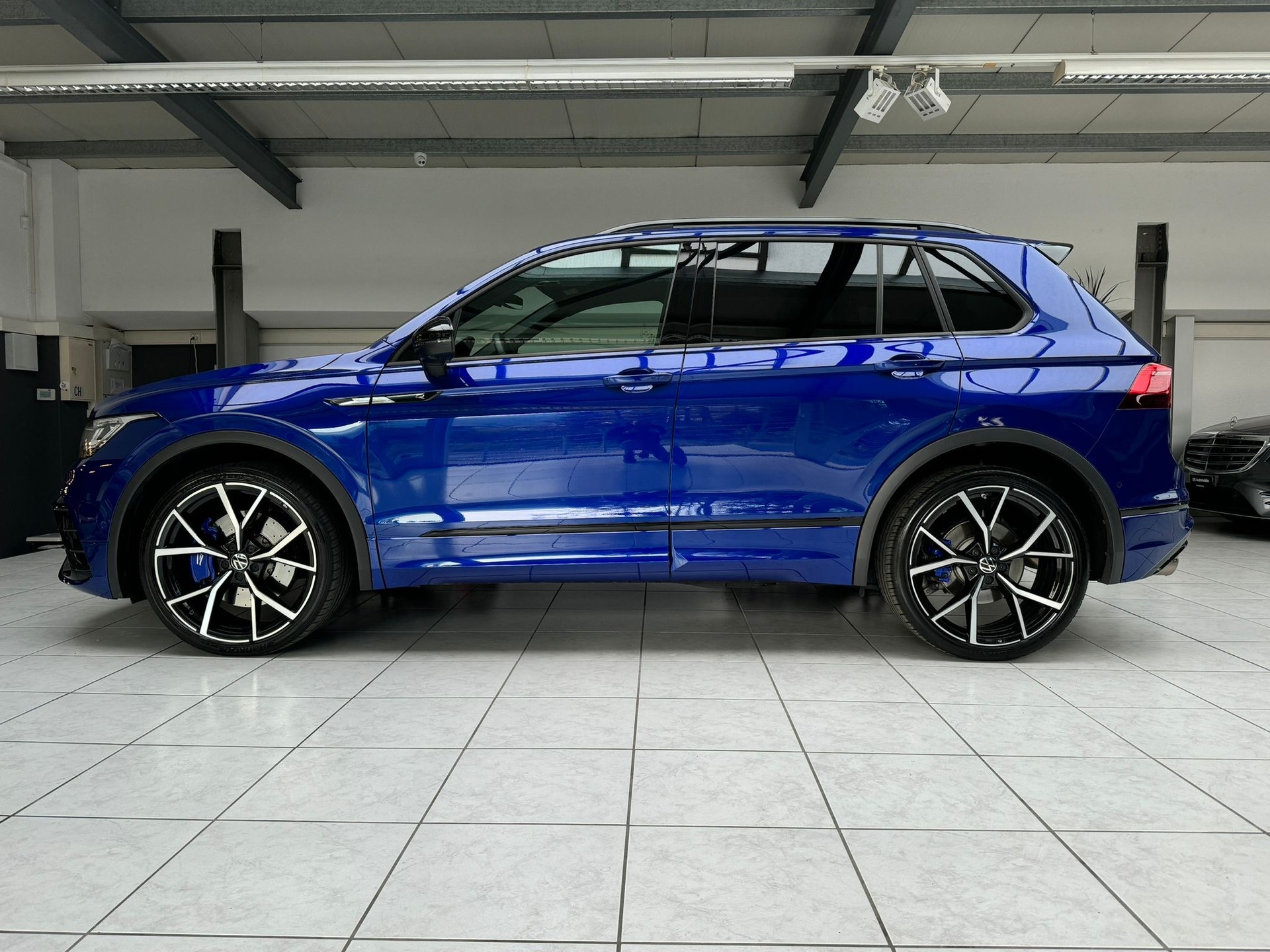 VW Tiguan 2.0TSI R 4Motion DSG-image-1