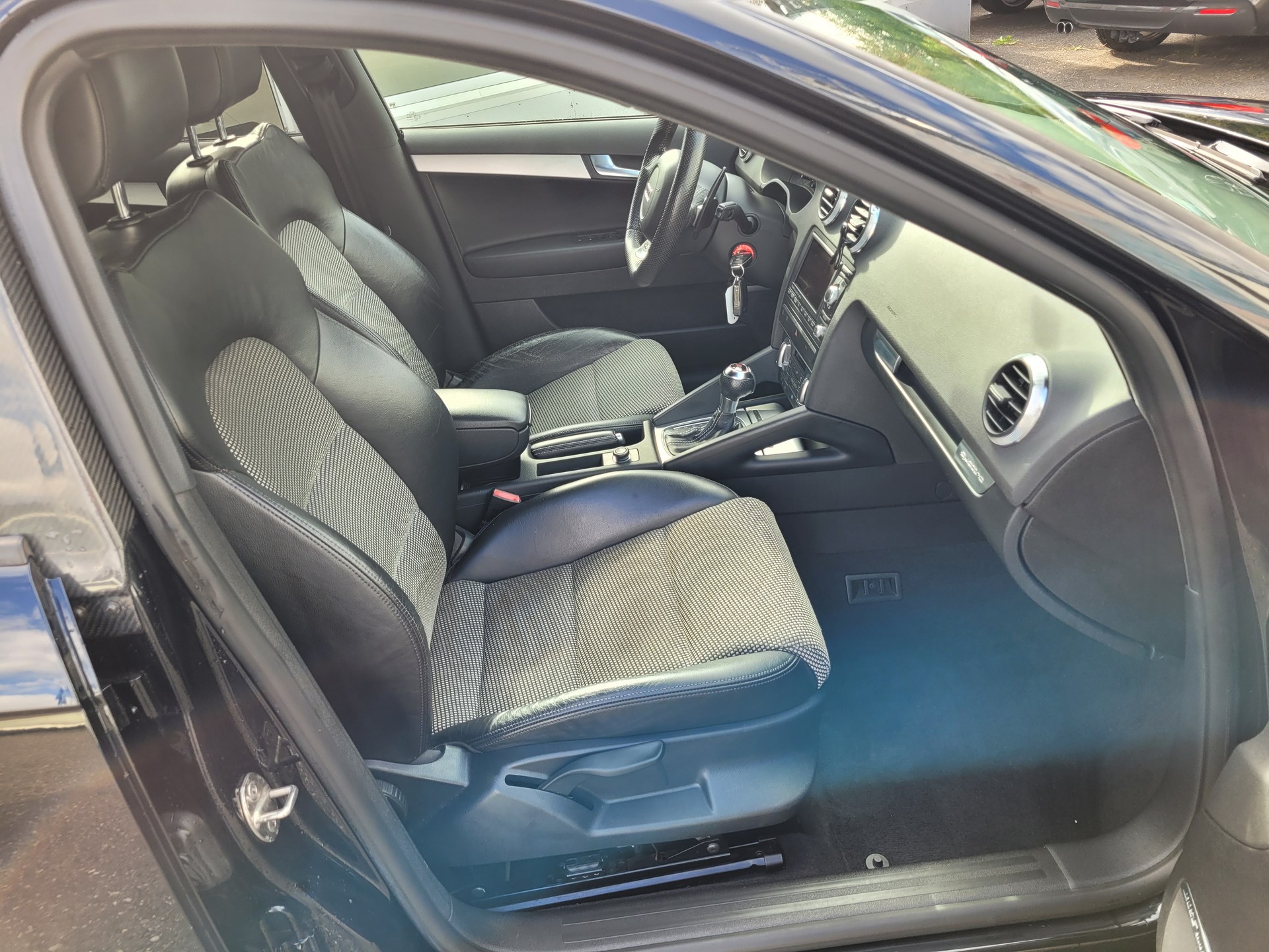 AUDI S3 2.0 TFSI quattro S-tronic-image-11