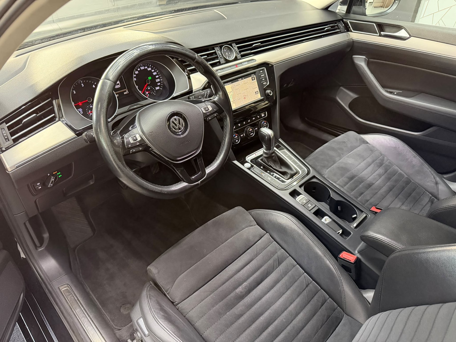 VW Passat Variant 2.0 TDI BMT Highline DSG 4Motion-image-5