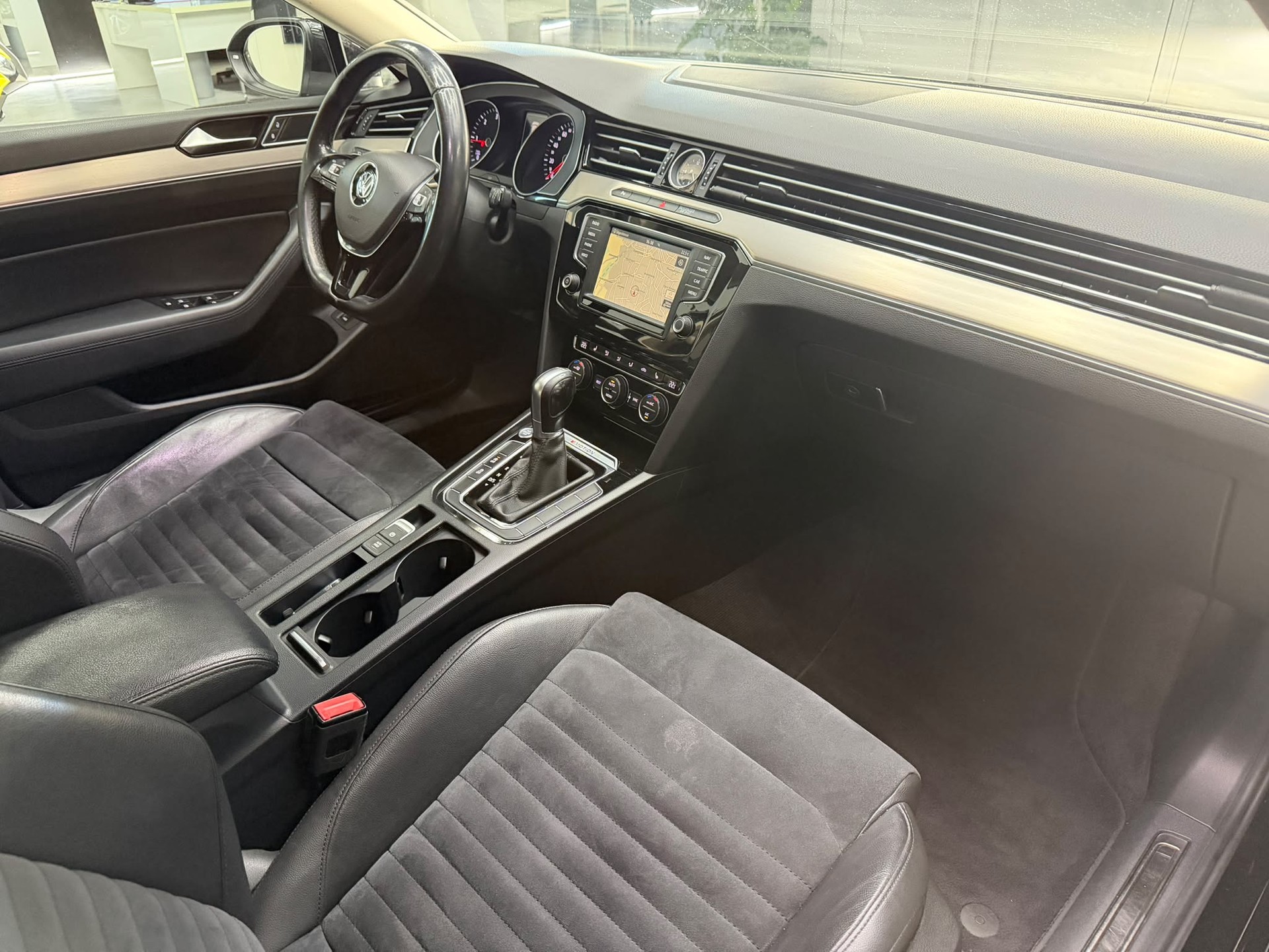 VW Passat Variant 2.0 TDI BMT Highline DSG 4Motion-image-6