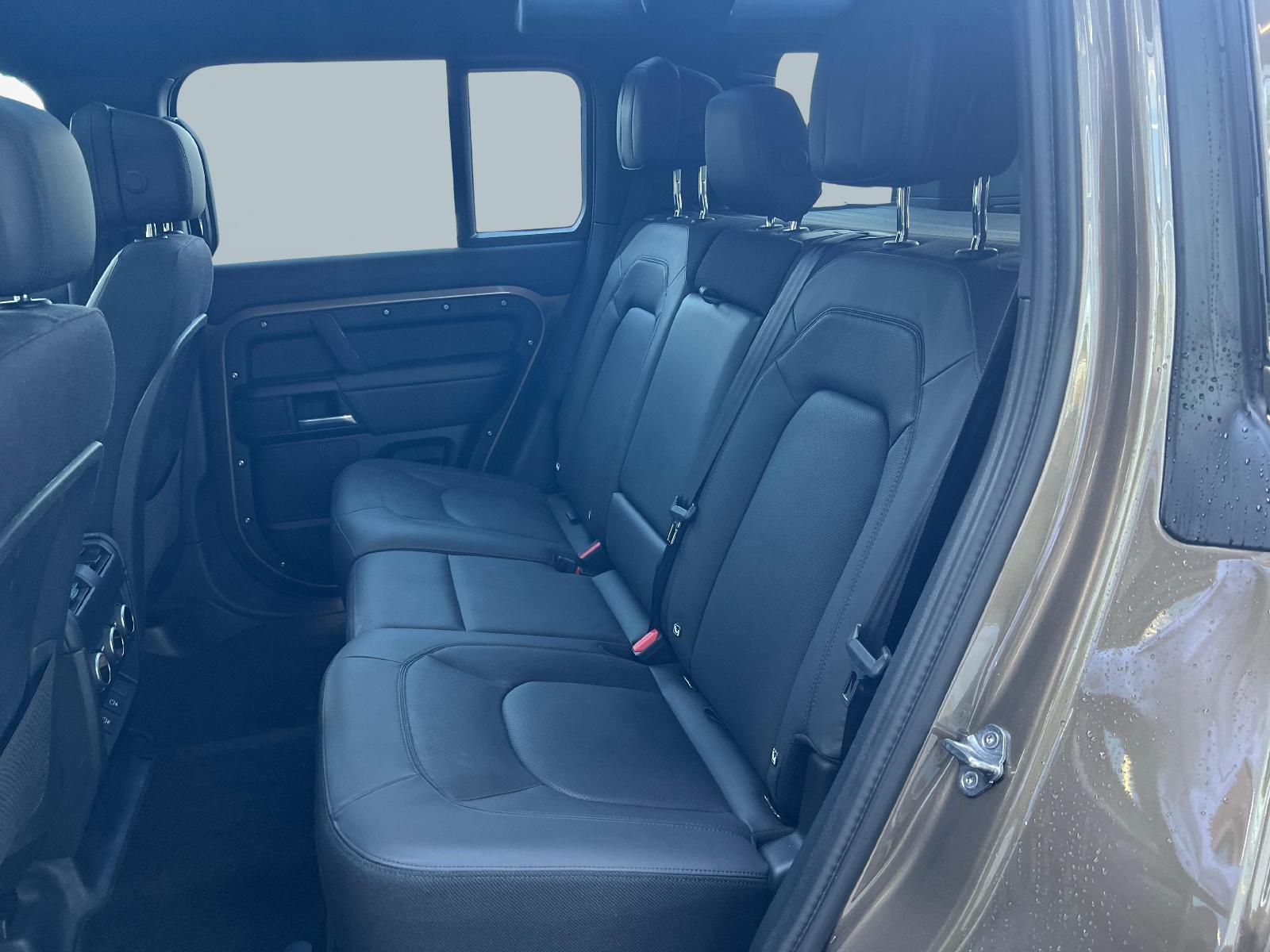 LAND ROVER Defender 110 3.0 D I6 300 X-image-10