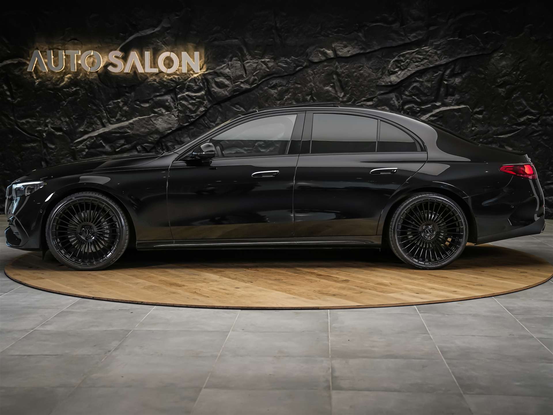 MERCEDES-BENZ E 220 d AMG Line 9G-Tronic *21" Felgen*Werksgarantie*Panorama*Lenkradheizung*-image-1