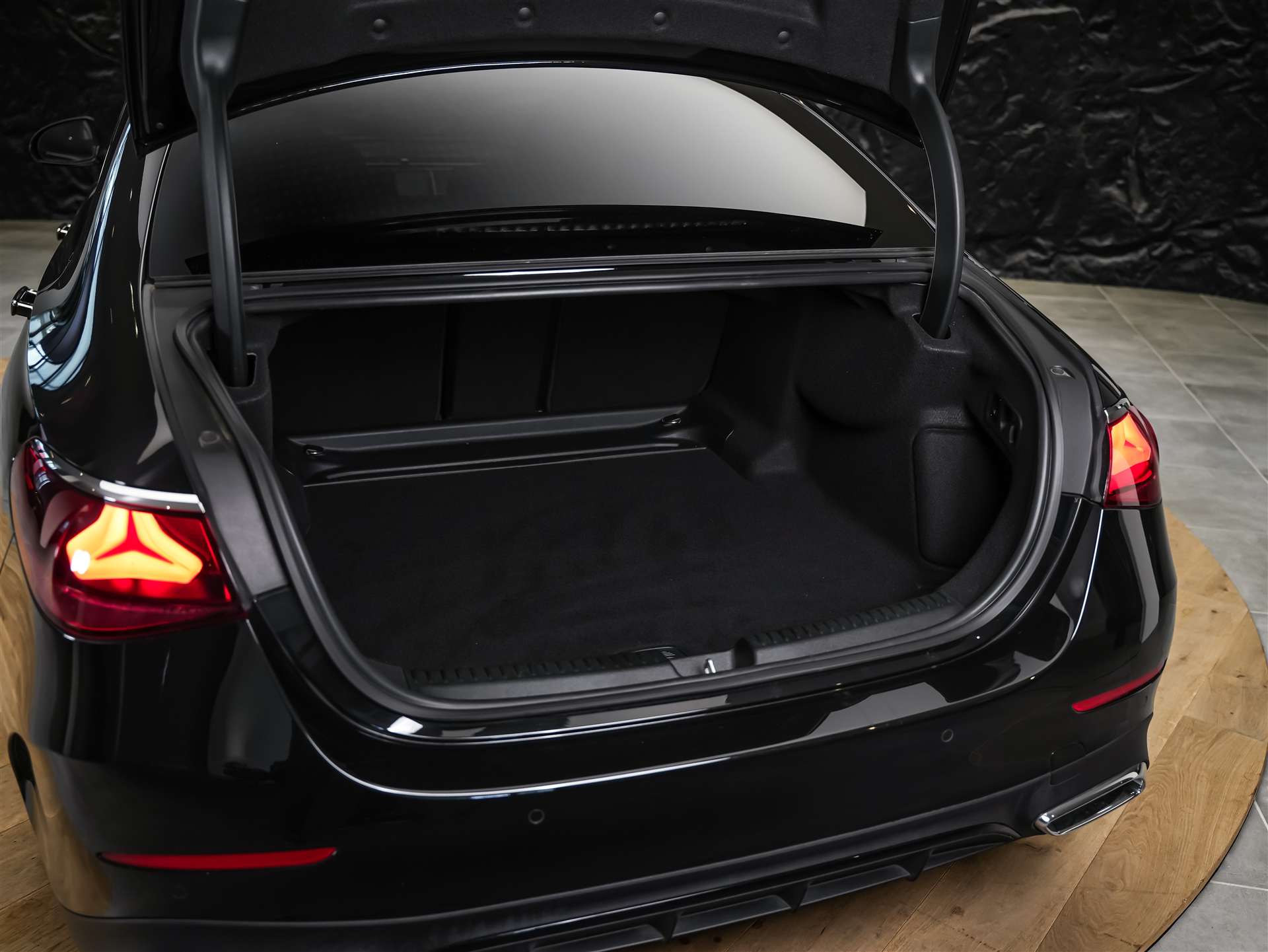 MERCEDES-BENZ E 220 d AMG Line 9G-Tronic *21" Felgen*Werksgarantie*Panorama*Lenkradheizung*-image-45