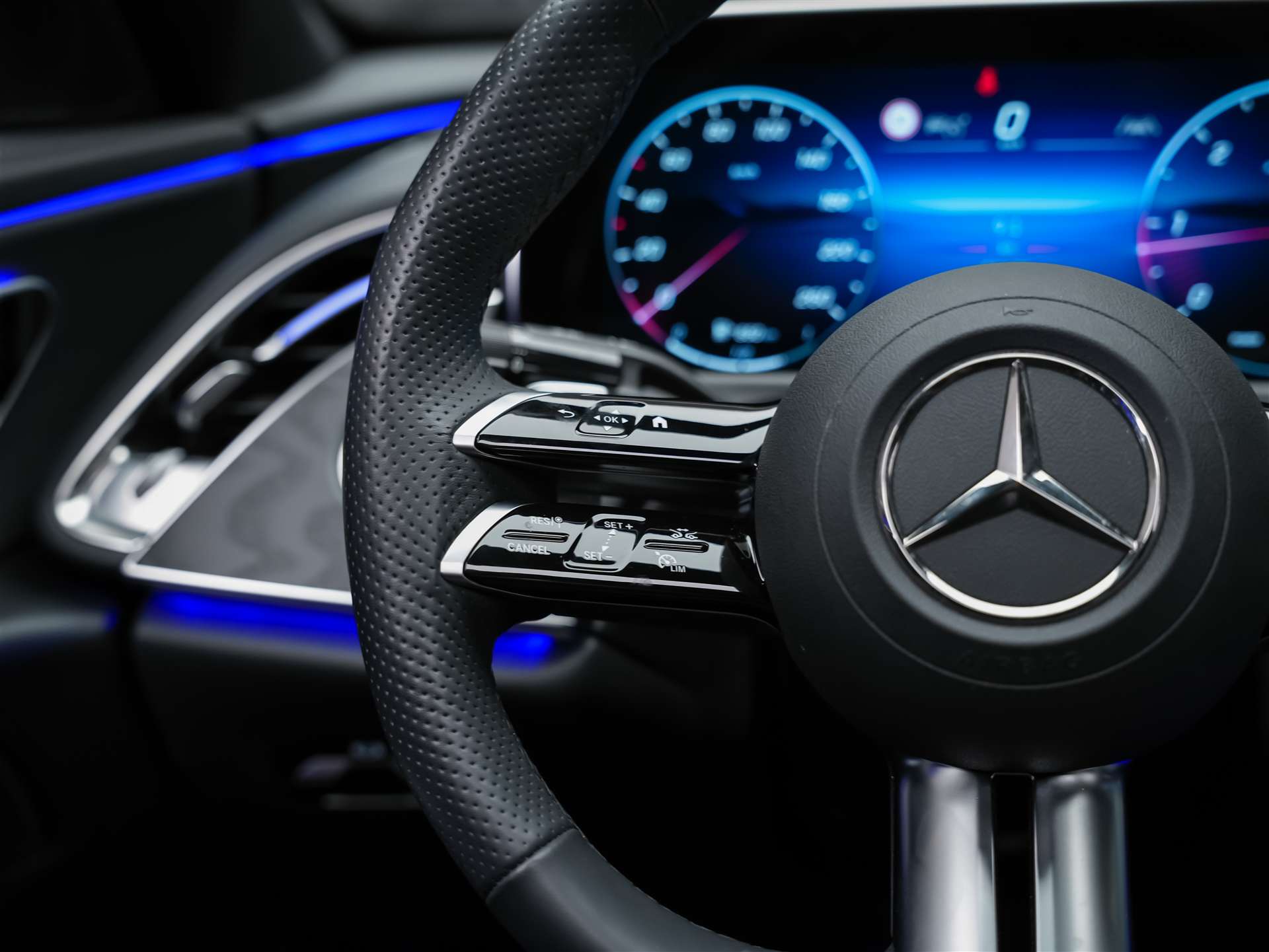 MERCEDES-BENZ E 220 d AMG Line 9G-Tronic *21" Felgen*Werksgarantie*Panorama*Lenkradheizung*-image-29