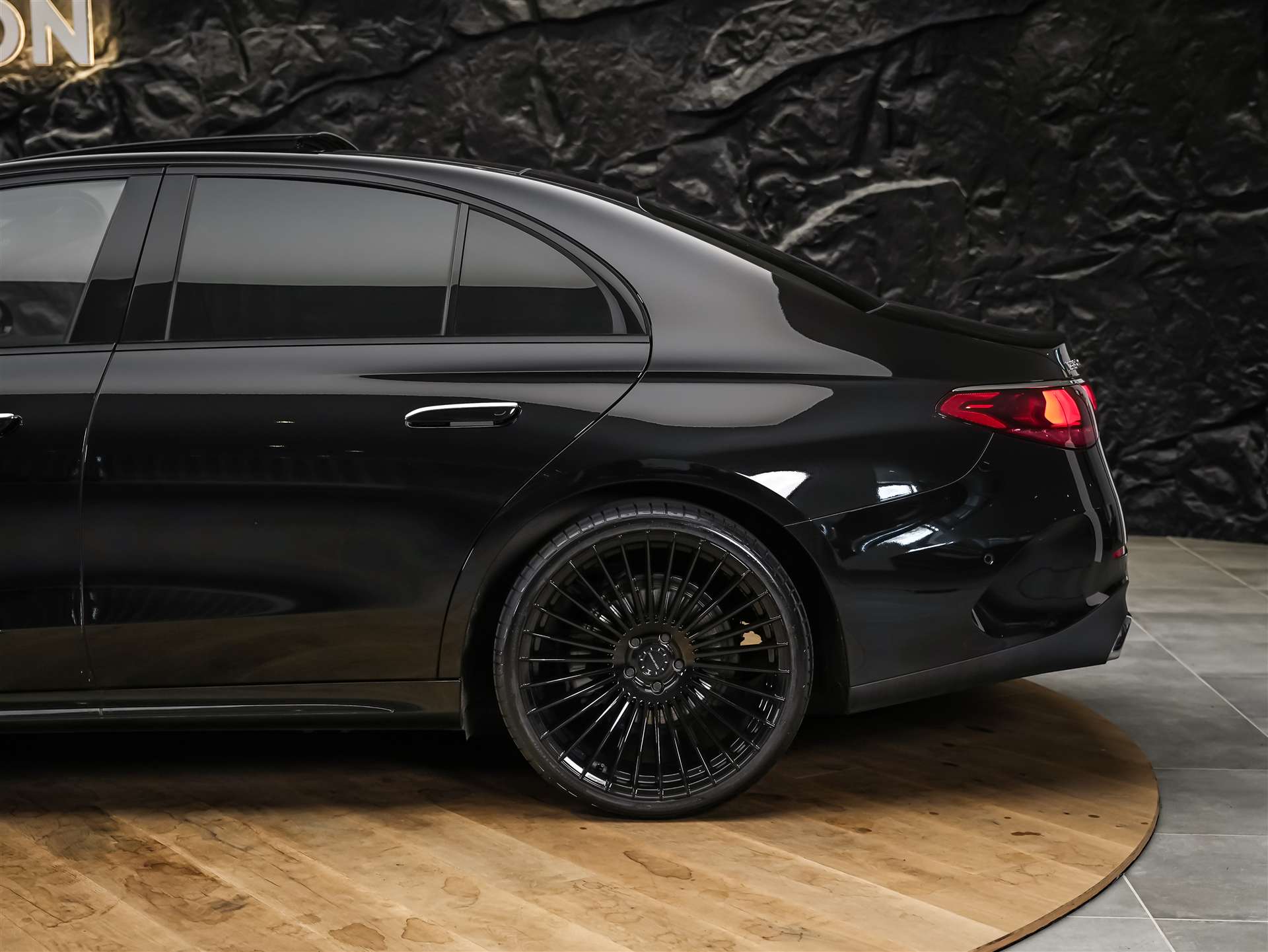 MERCEDES-BENZ E 220 d AMG Line 9G-Tronic *21" Felgen*Werksgarantie*Panorama*Lenkradheizung*-image-18