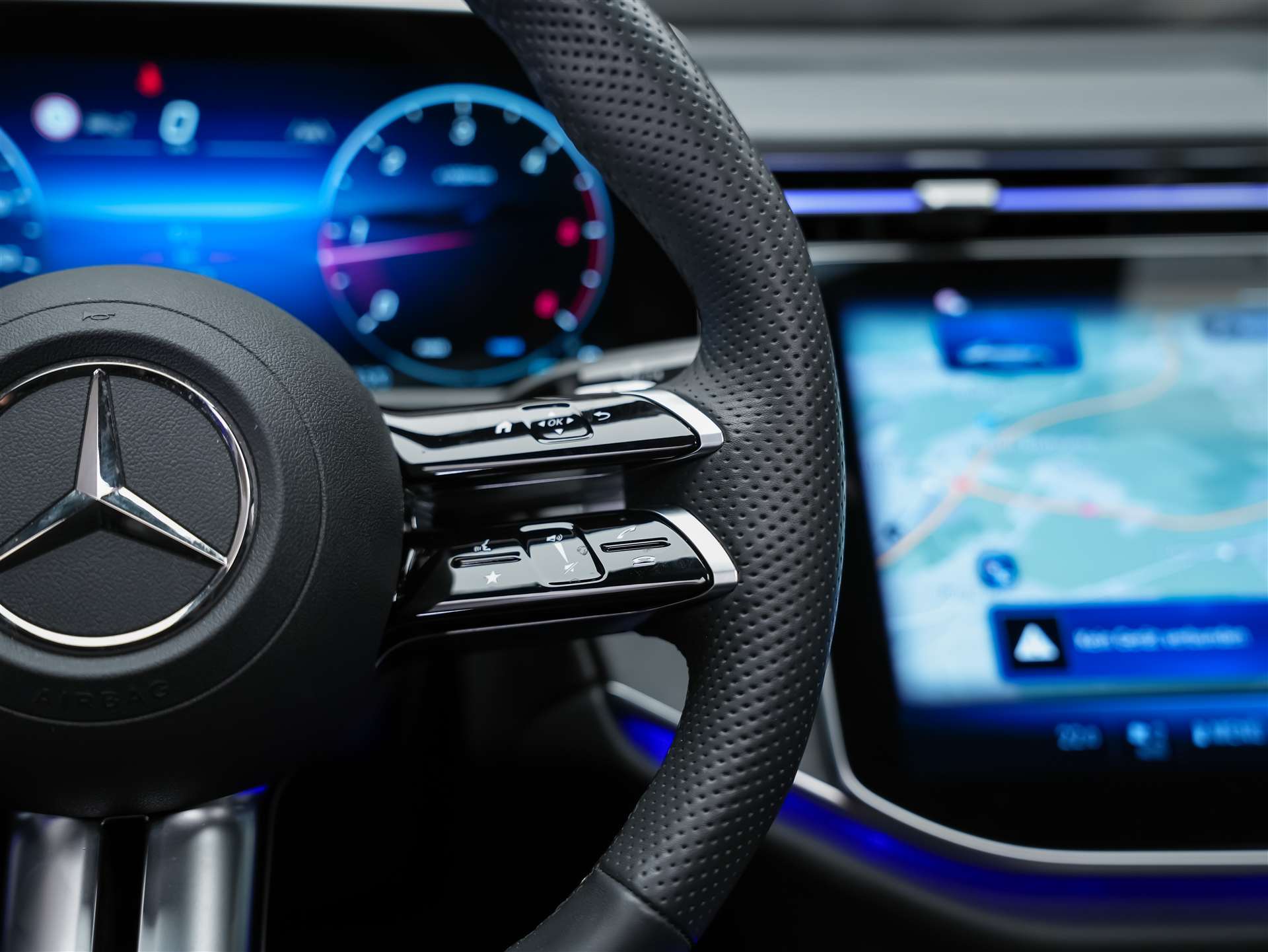 MERCEDES-BENZ E 220 d AMG Line 9G-Tronic *21" Felgen*Werksgarantie*Panorama*Lenkradheizung*-image-29