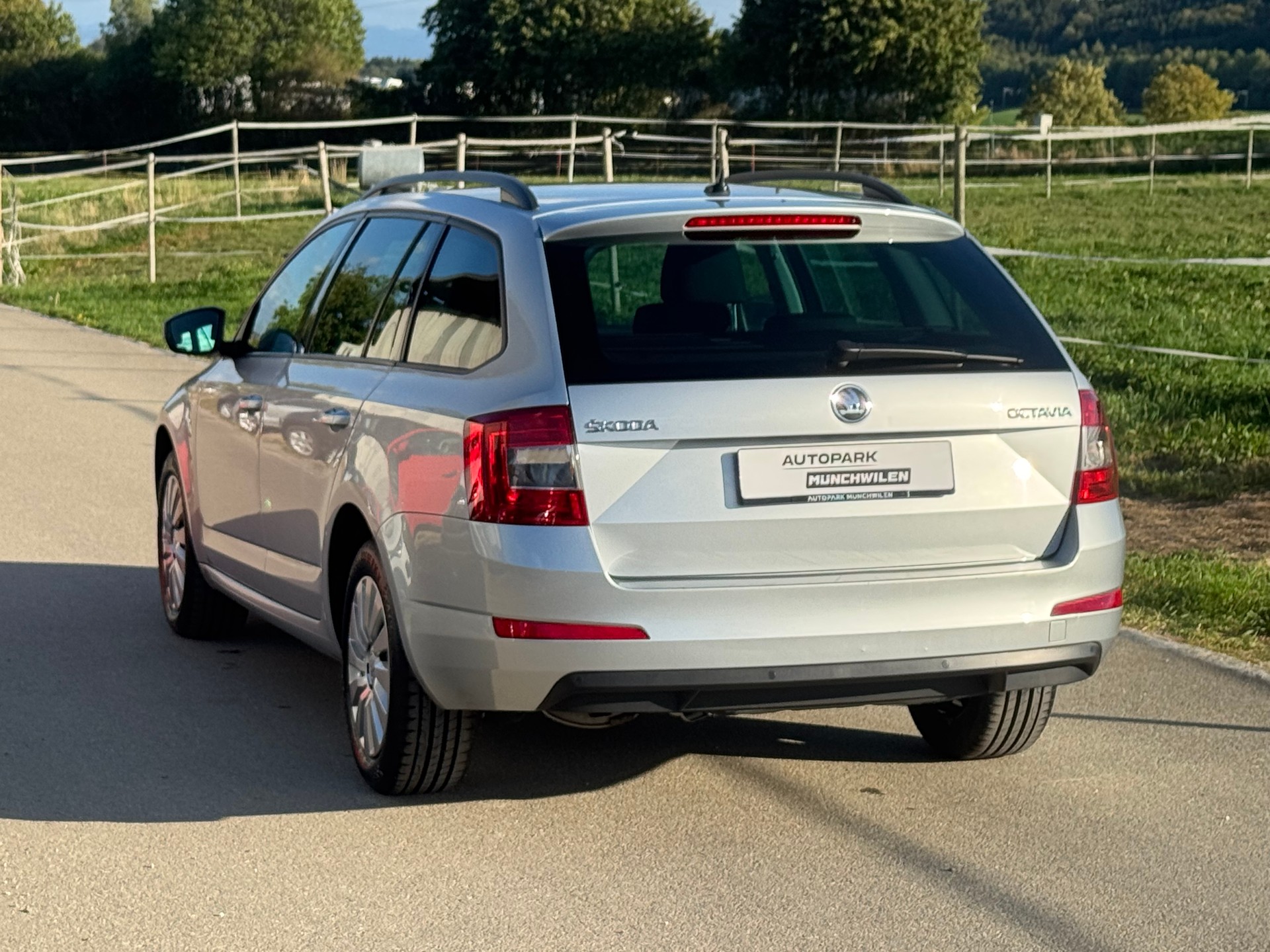 SKODA Octavia Combi 1.4 TSI Ambition DSG-image-3