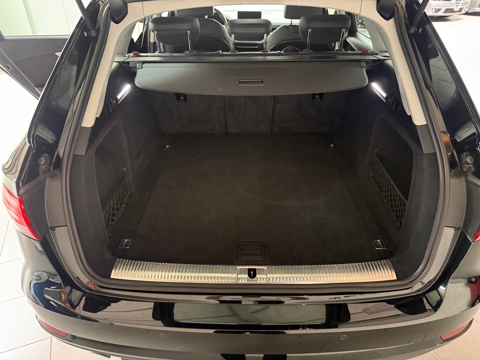 AUDI A4 Avant 2.0 TDI quattro S-tronic-image-10