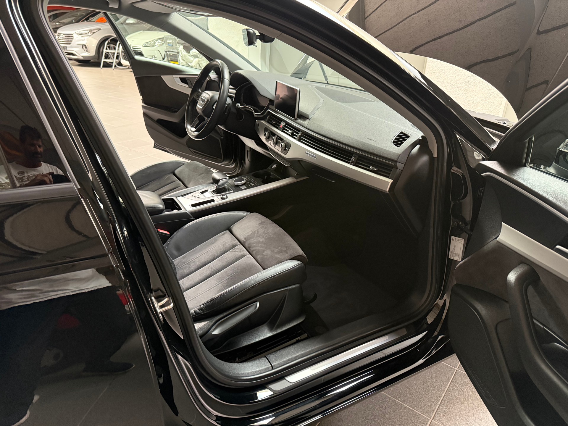 AUDI A4 Avant 2.0 TDI quattro S-tronic-image-18