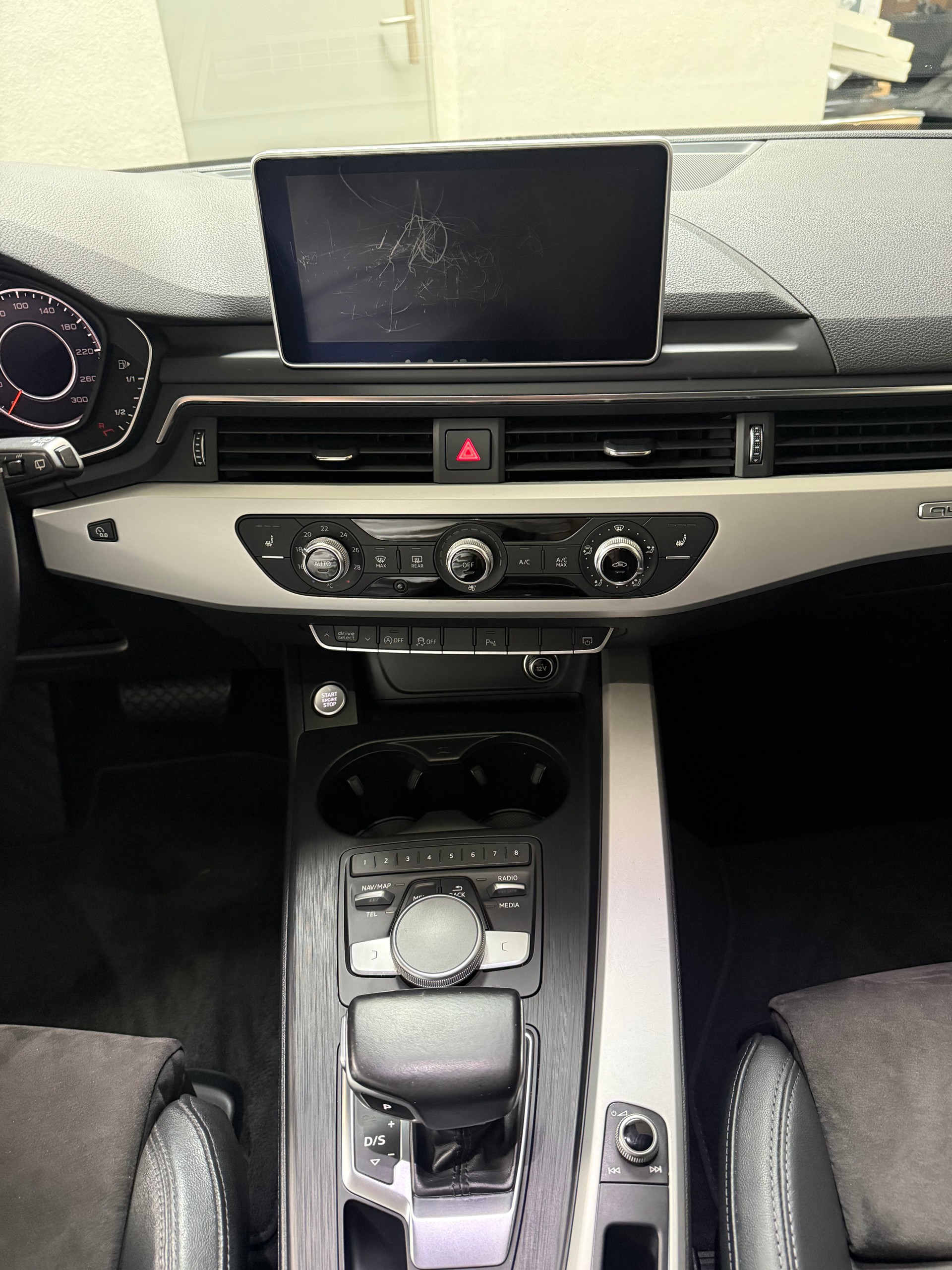 AUDI A4 Avant 2.0 TDI quattro S-tronic-image-16