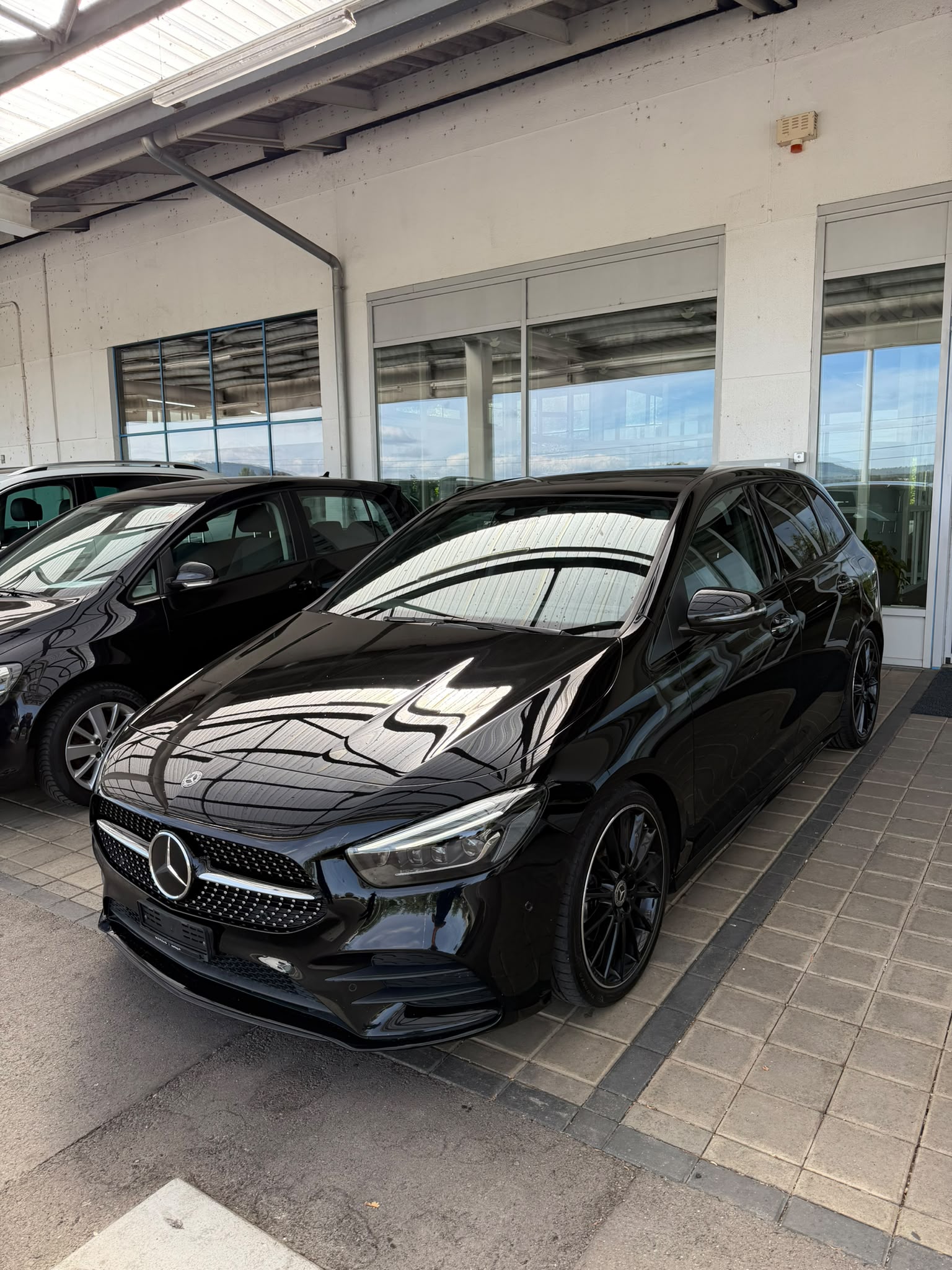 MERCEDES-BENZ B 200 d AMG Line 8G-DCT-image-2