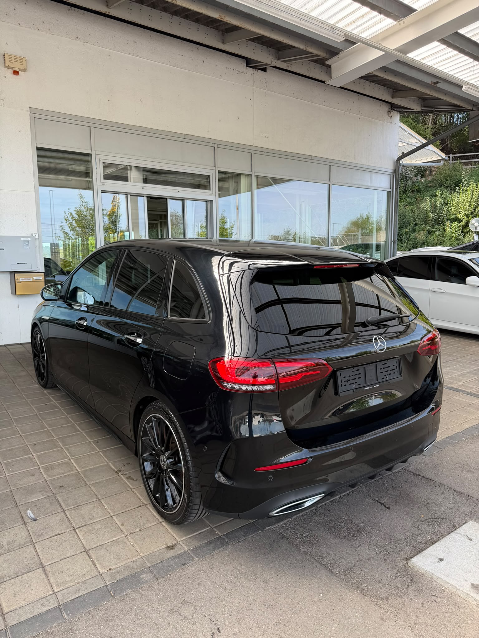 MERCEDES-BENZ B 200 d AMG Line 8G-DCT-image-5