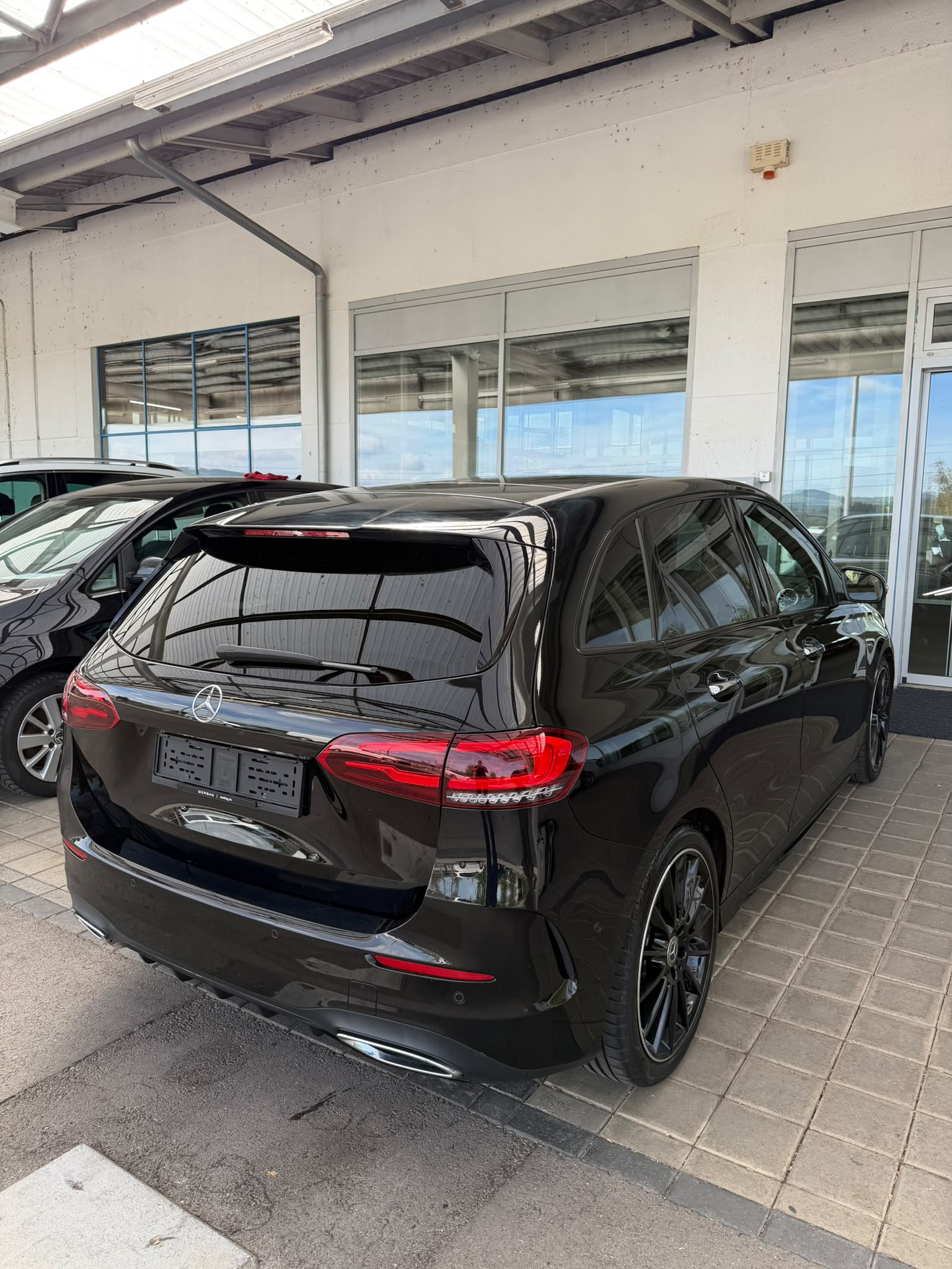 MERCEDES-BENZ B 200 d AMG Line 8G-DCT-image-3