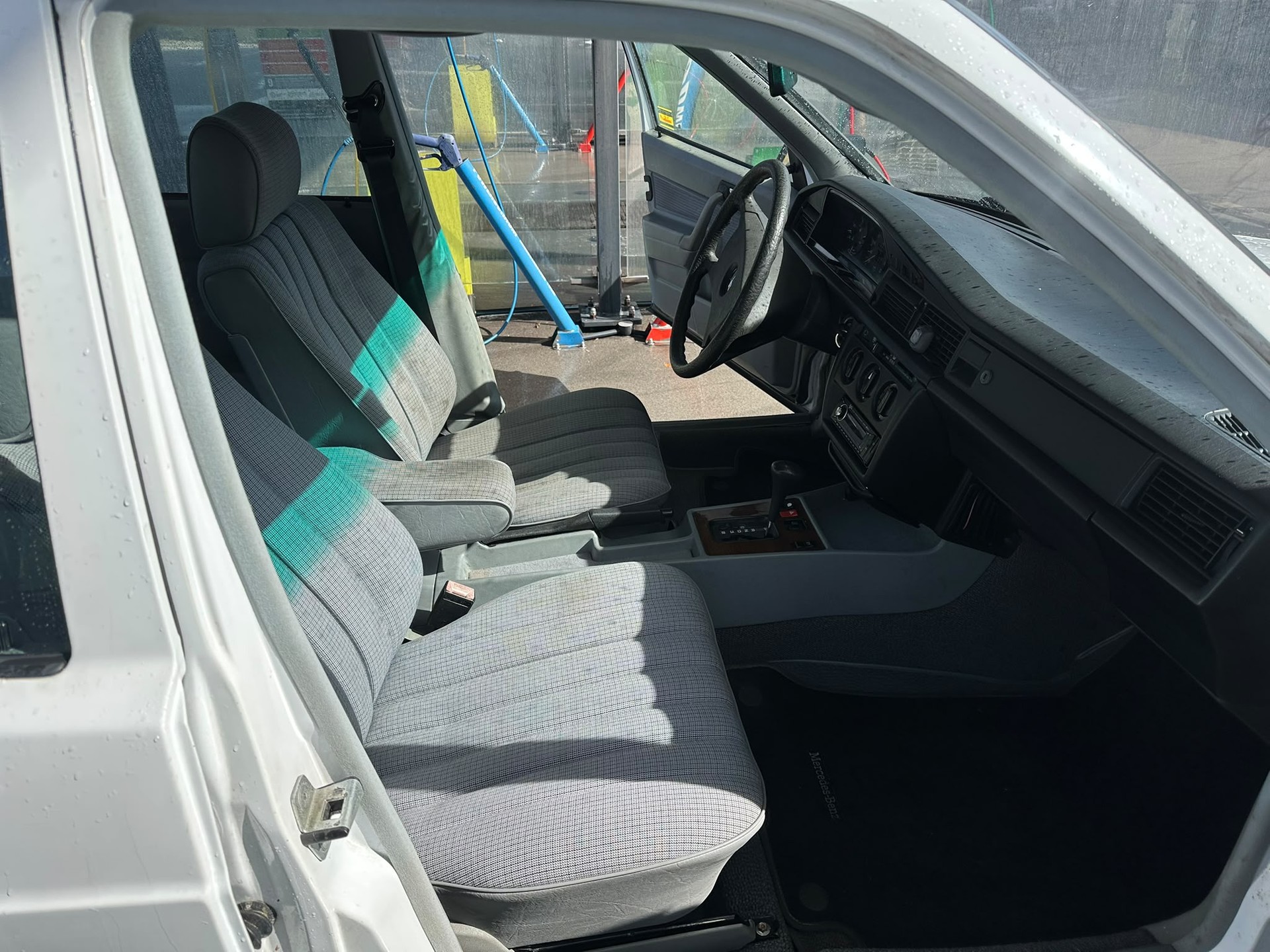 MERCEDES-BENZ 190 E 2.0-image-9