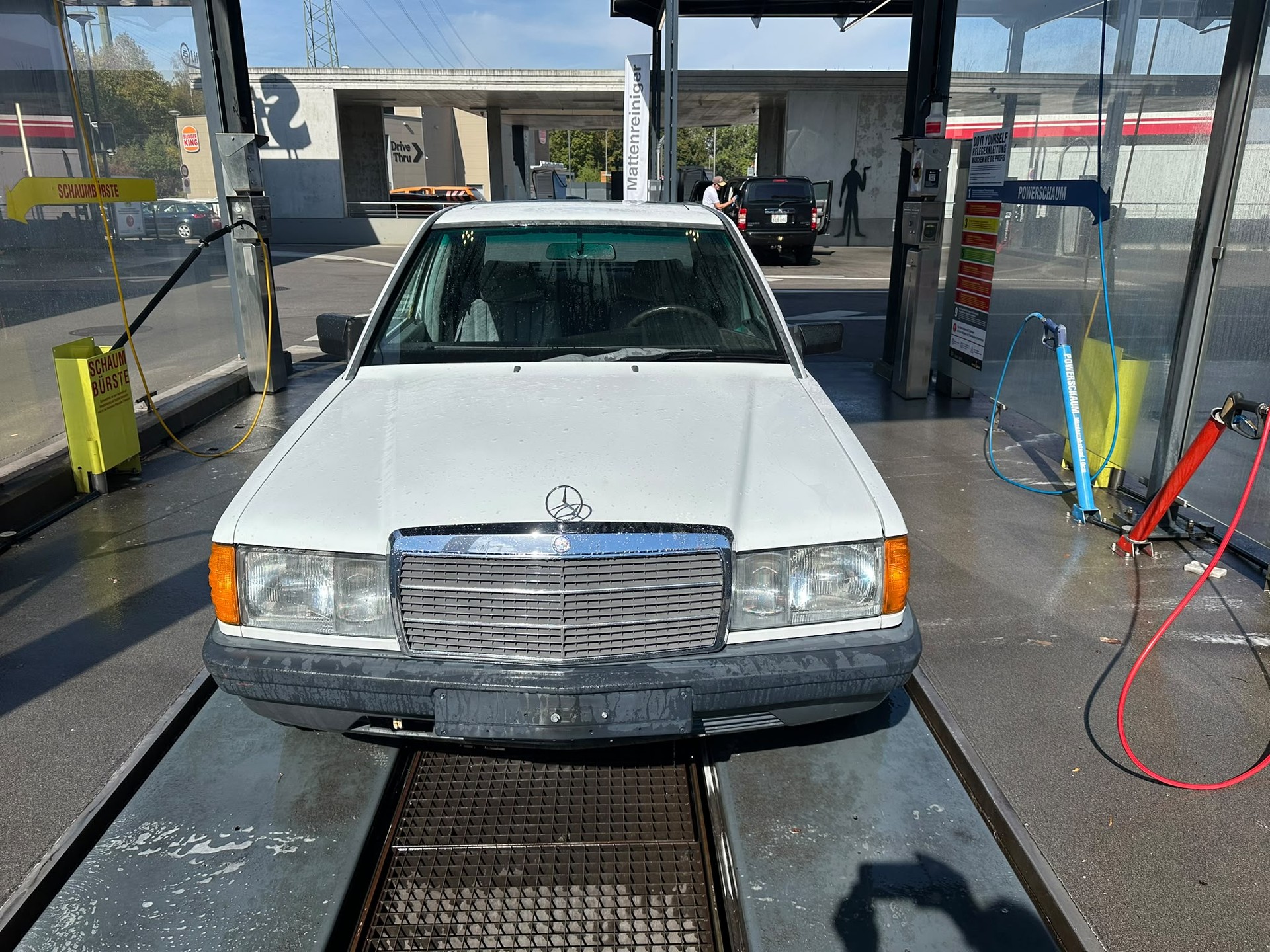 MERCEDES-BENZ 190 E 2.0-image-1