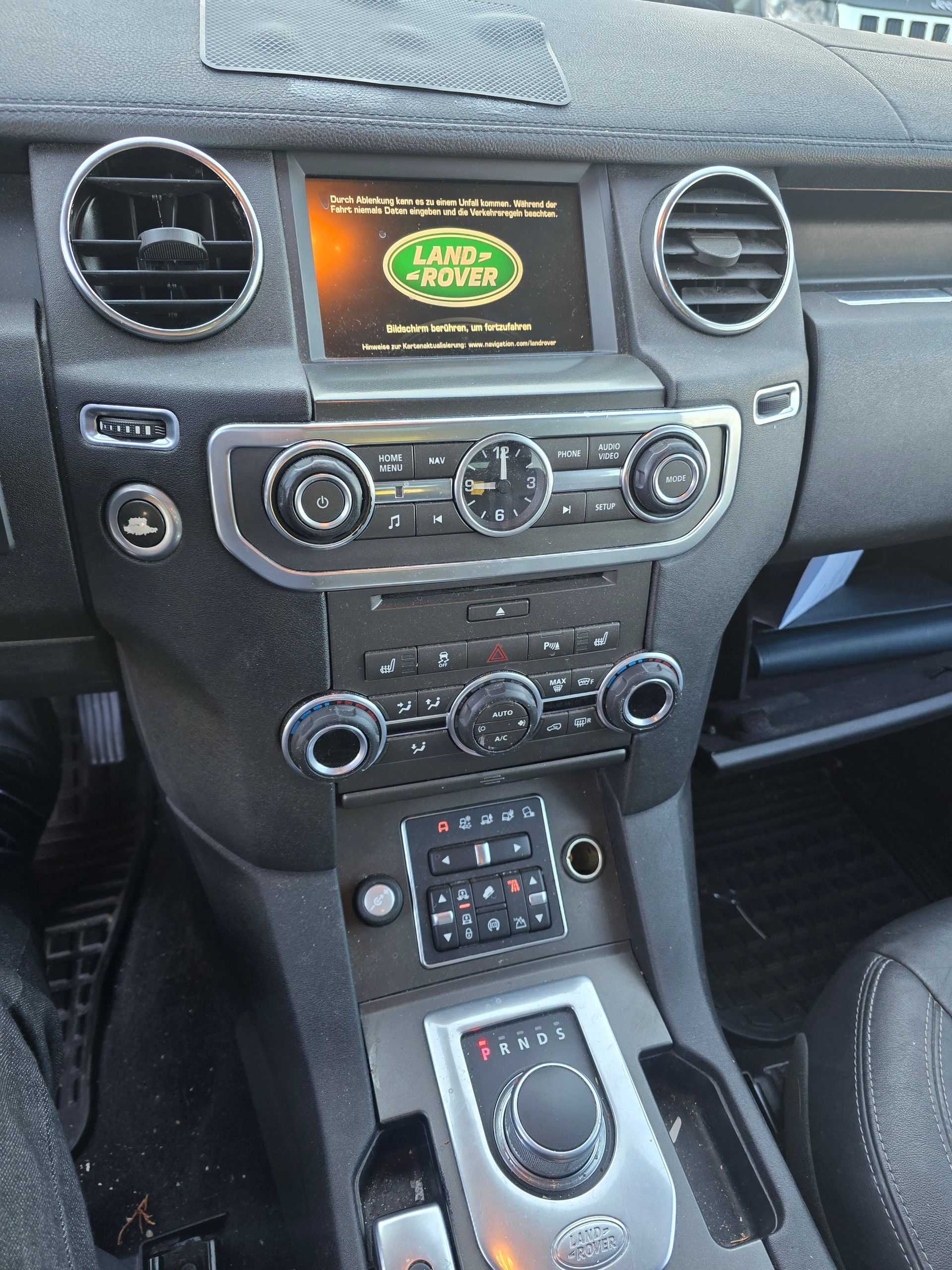 LAND ROVER Discovery 3.0 SDV6 HSE Luxury Automatic-image-14