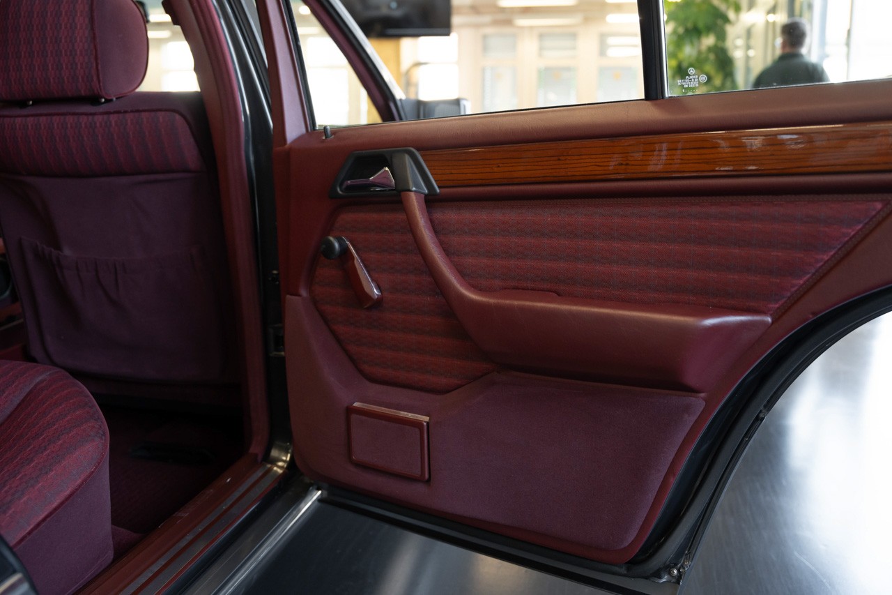 MERCEDES-BENZ 230 E-image-21