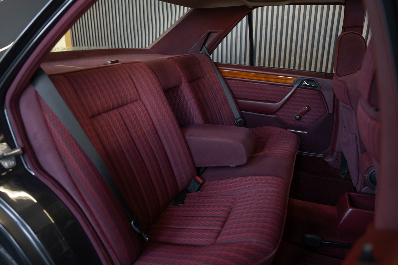 MERCEDES-BENZ 230 E-image-18