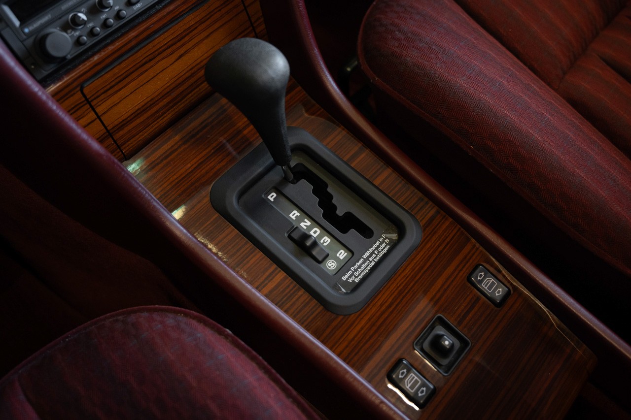 MERCEDES-BENZ 230 E-image-24