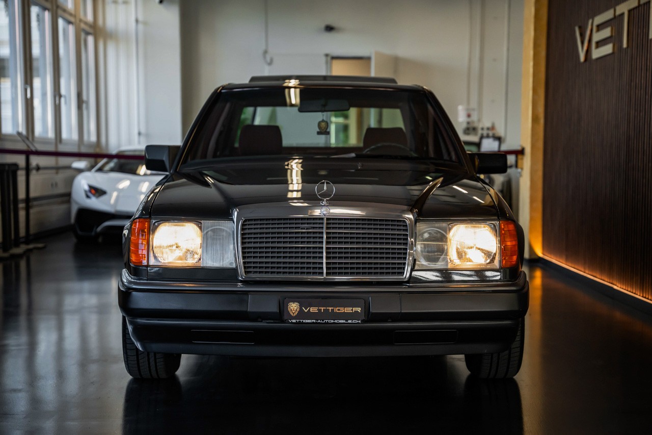 MERCEDES-BENZ 230 E-image-1